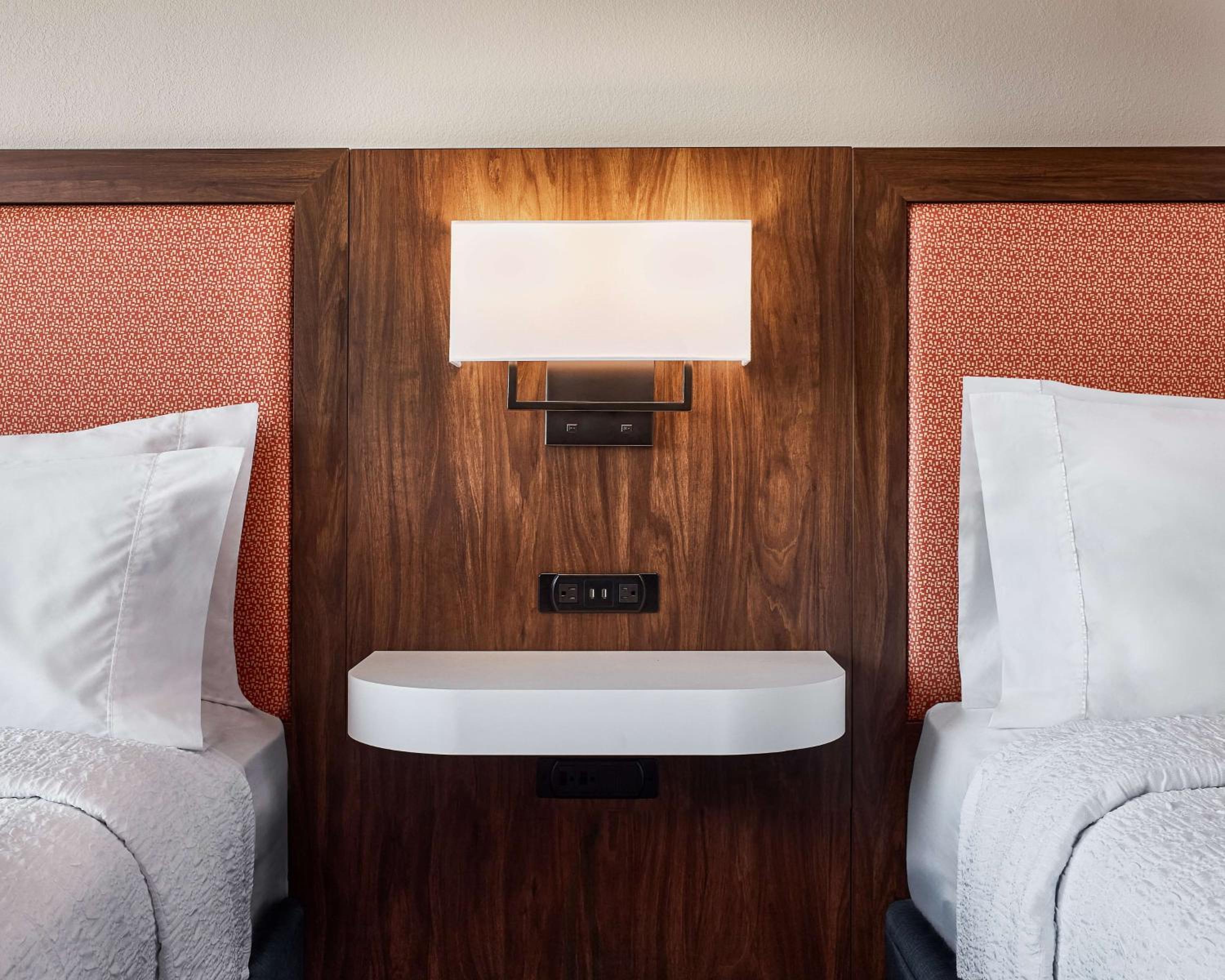 Queen Studio Suite with Two Queen Beds - Non-Smoking - Photo 6