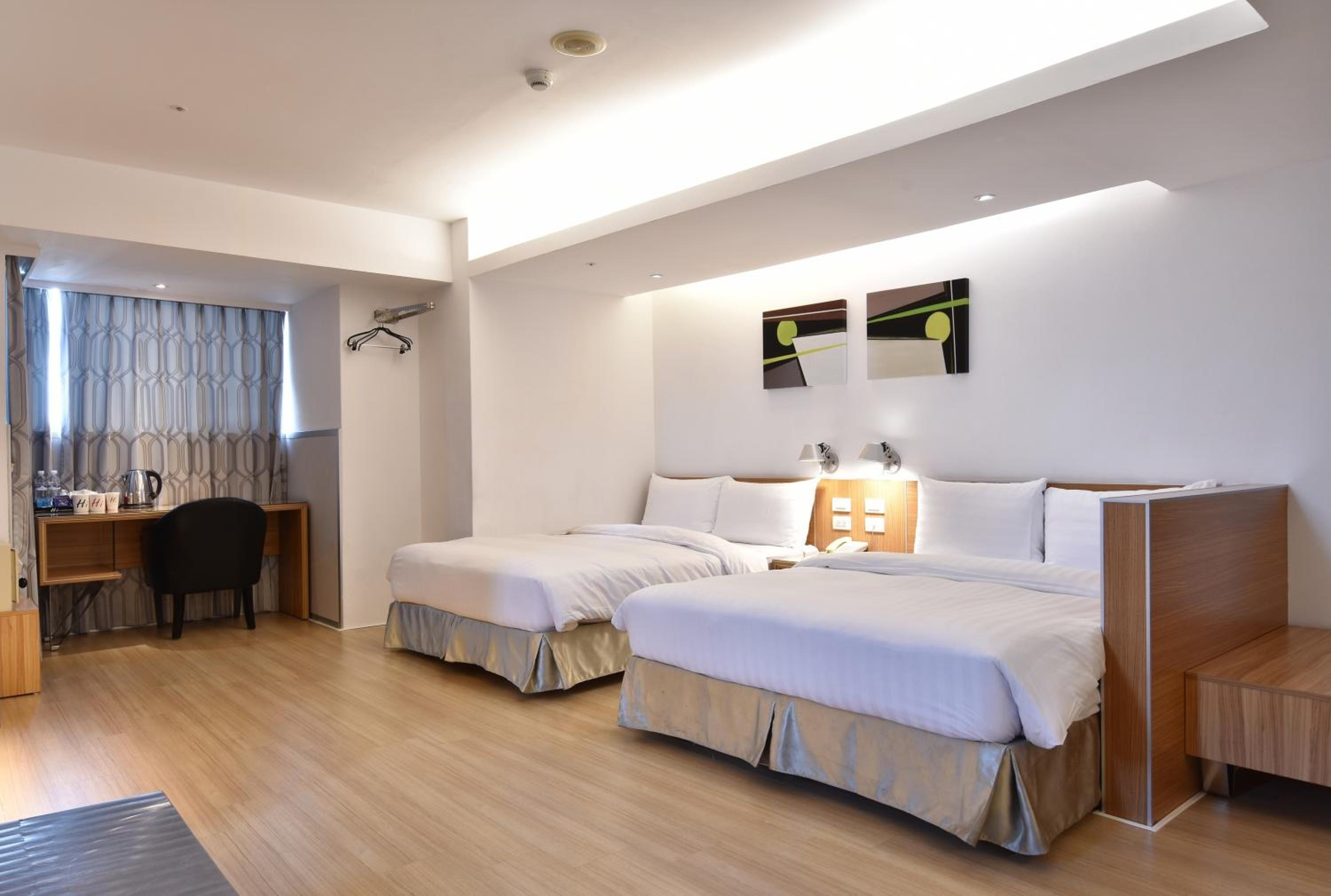 Business Quadruple Room photo 3