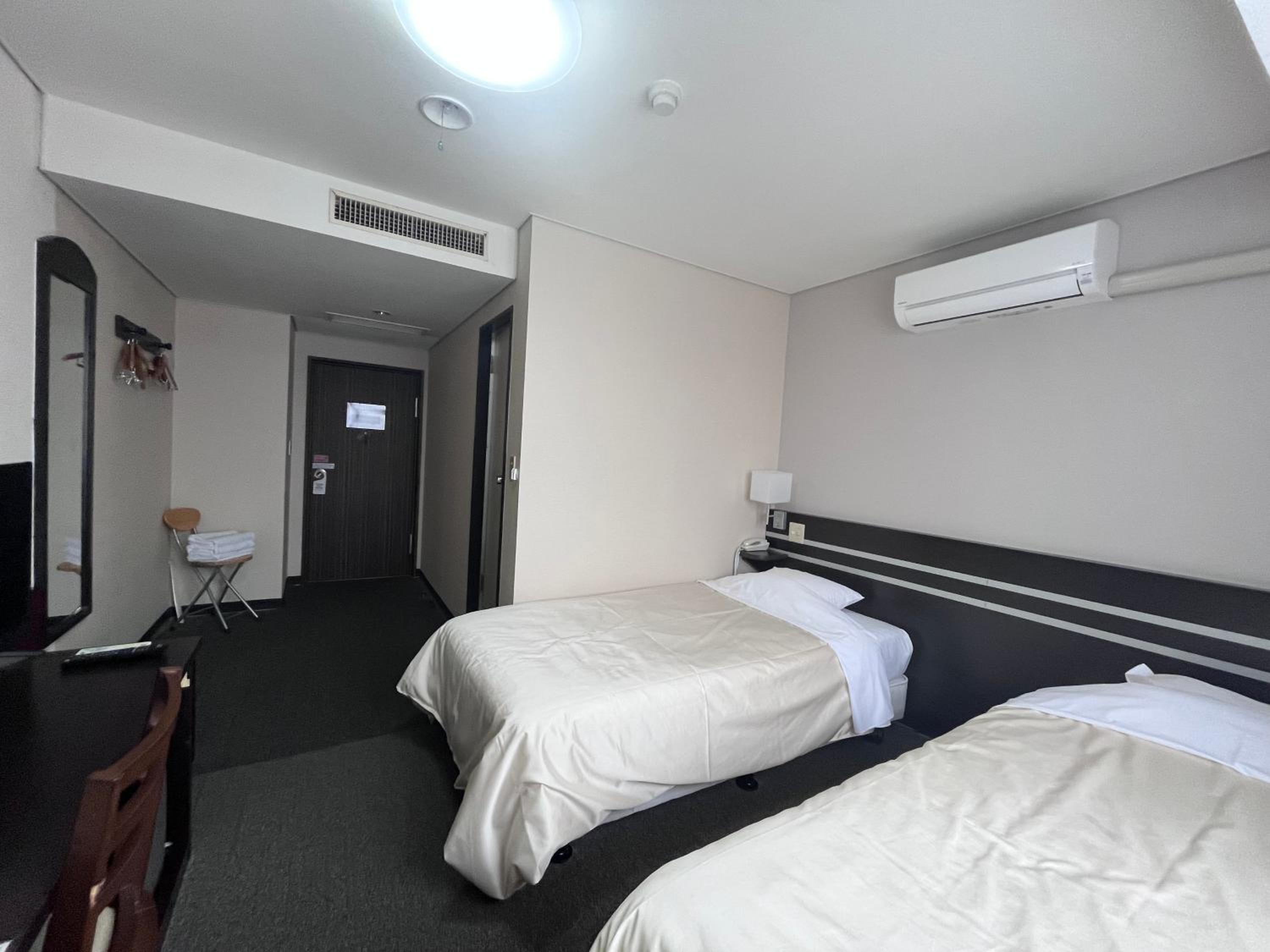 Standard Twin Room - Non-Smoking photo 1