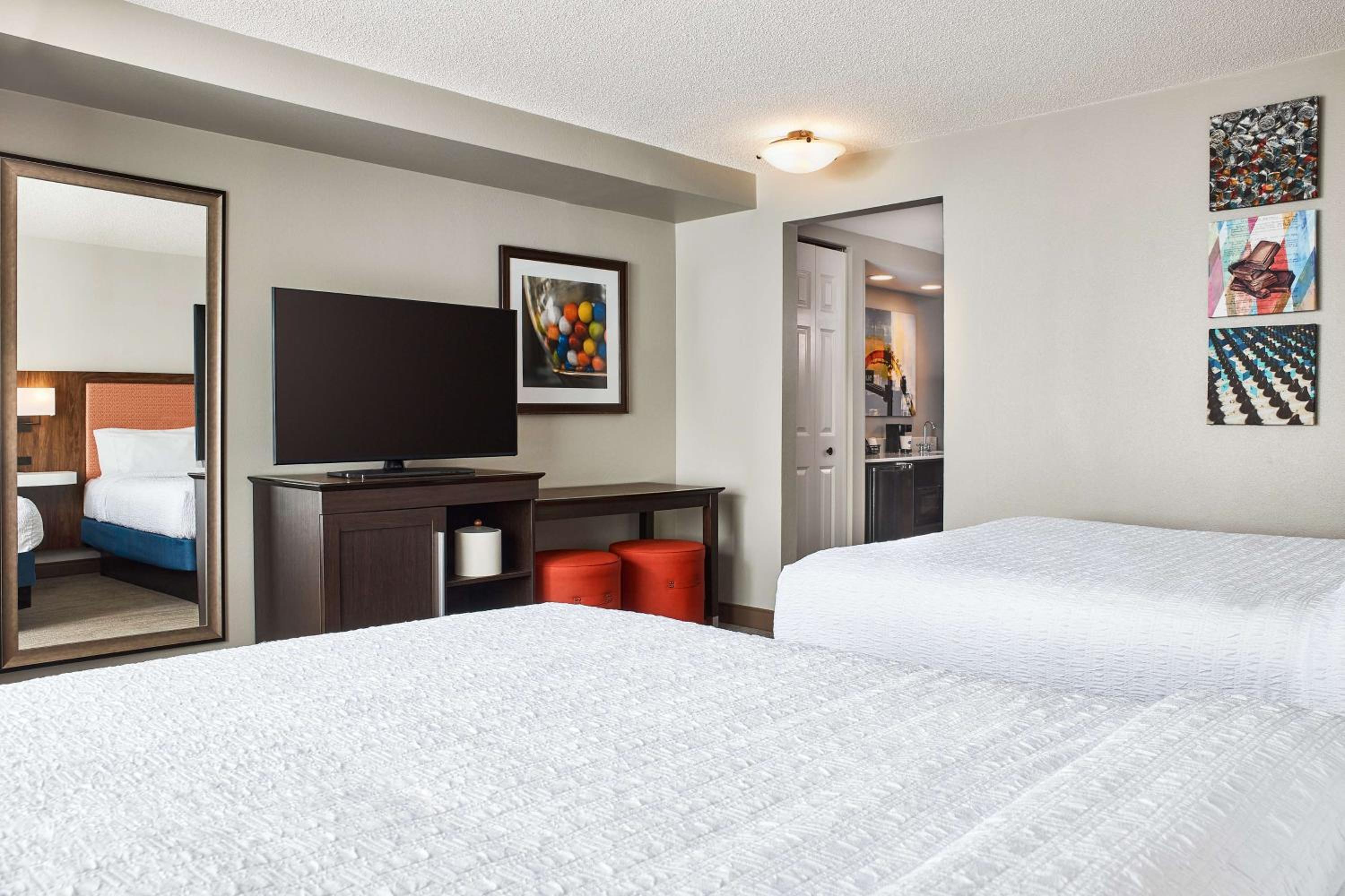 Queen Studio Suite with Two Queen Beds - Non-Smoking - Photo 5
