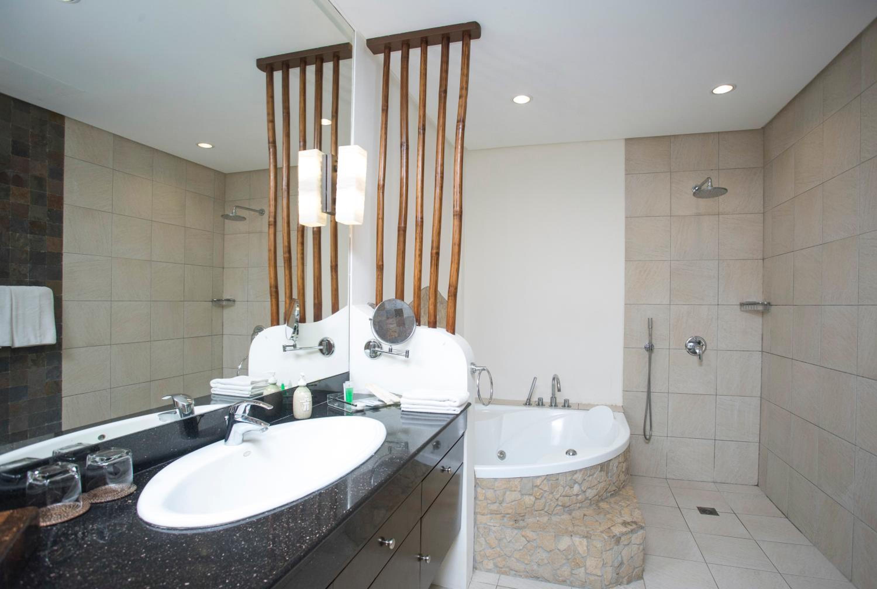 2 Bedroom Family Suite with Jacuzzi - Photo 7