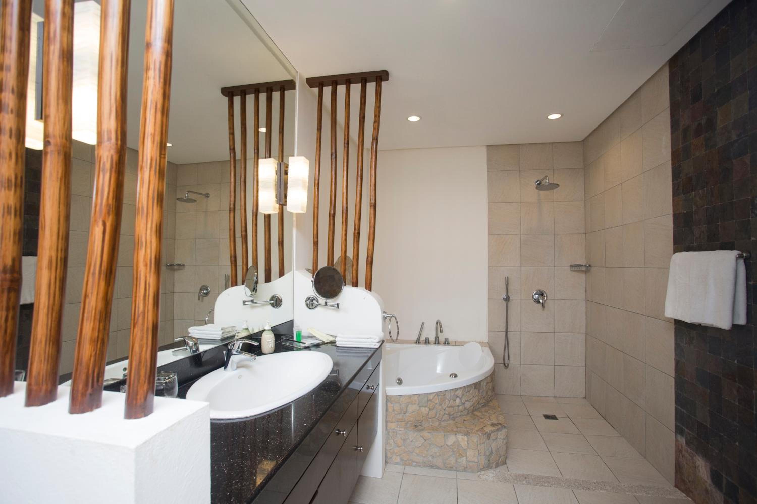 2 Bedroom Family Suite with Jacuzzi - Photo 8