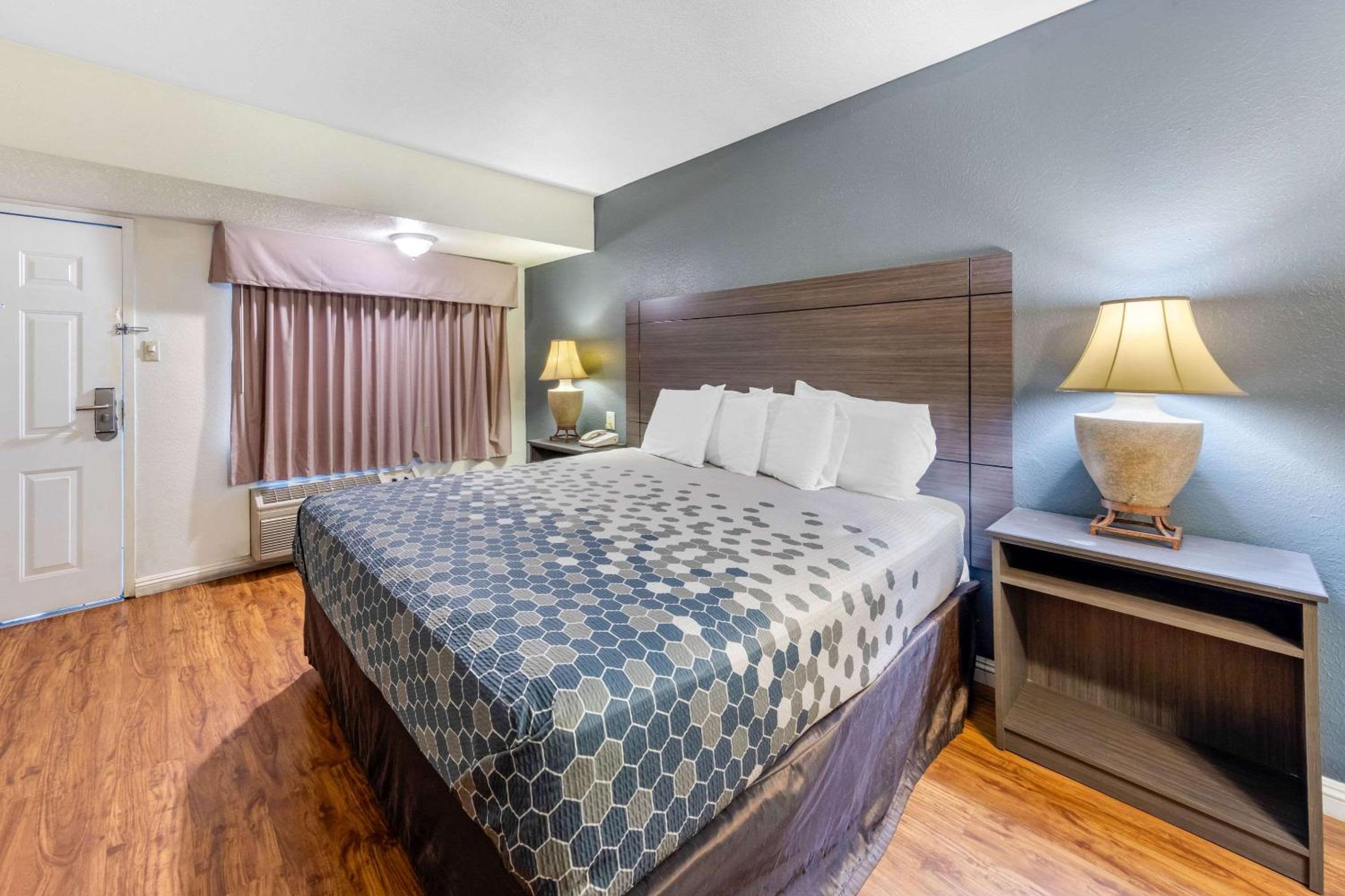 King Room with One King Bed (Smoking) photo 1