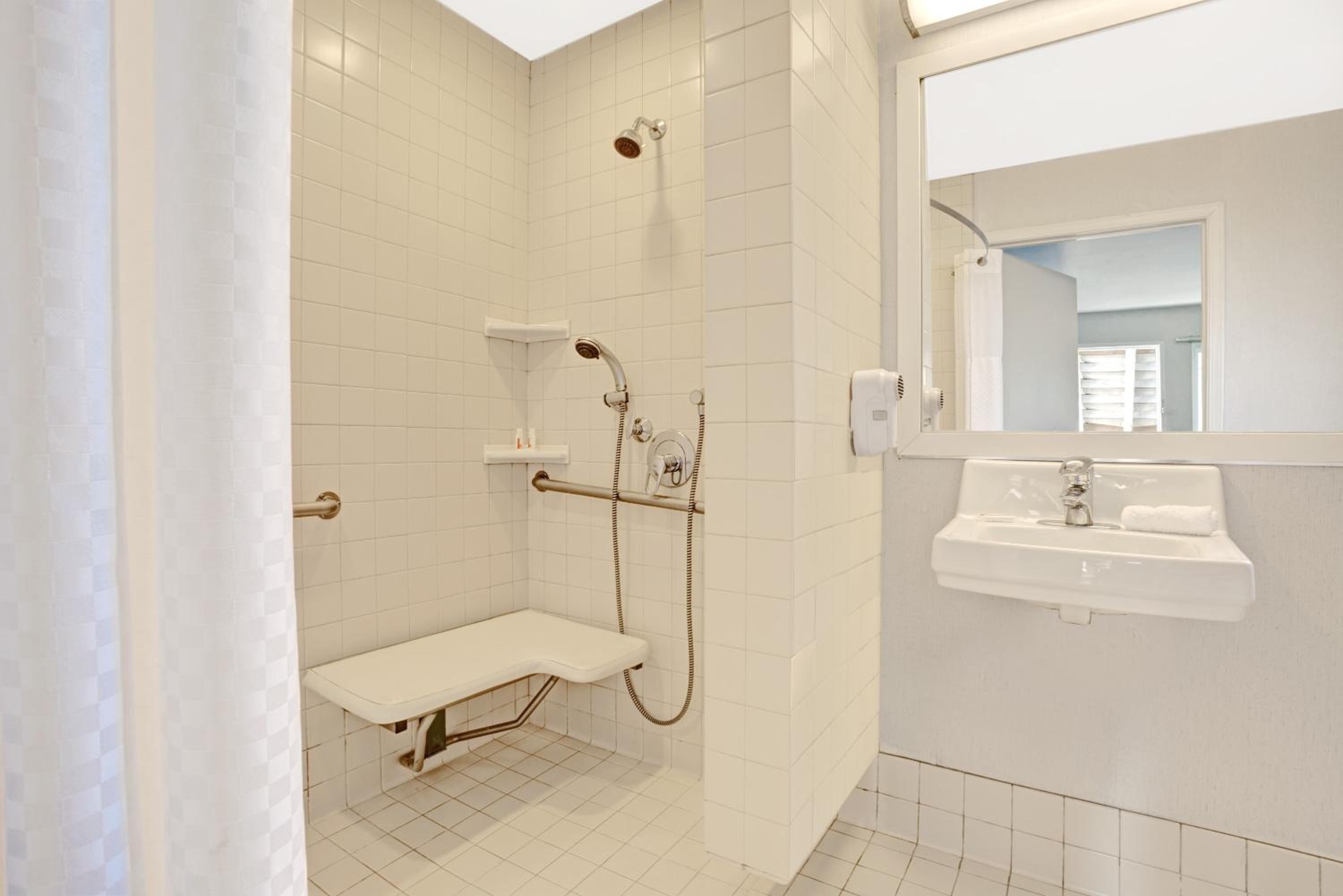 Queen Room with Mobility/Hearing Access - Non-Smoking photo 3