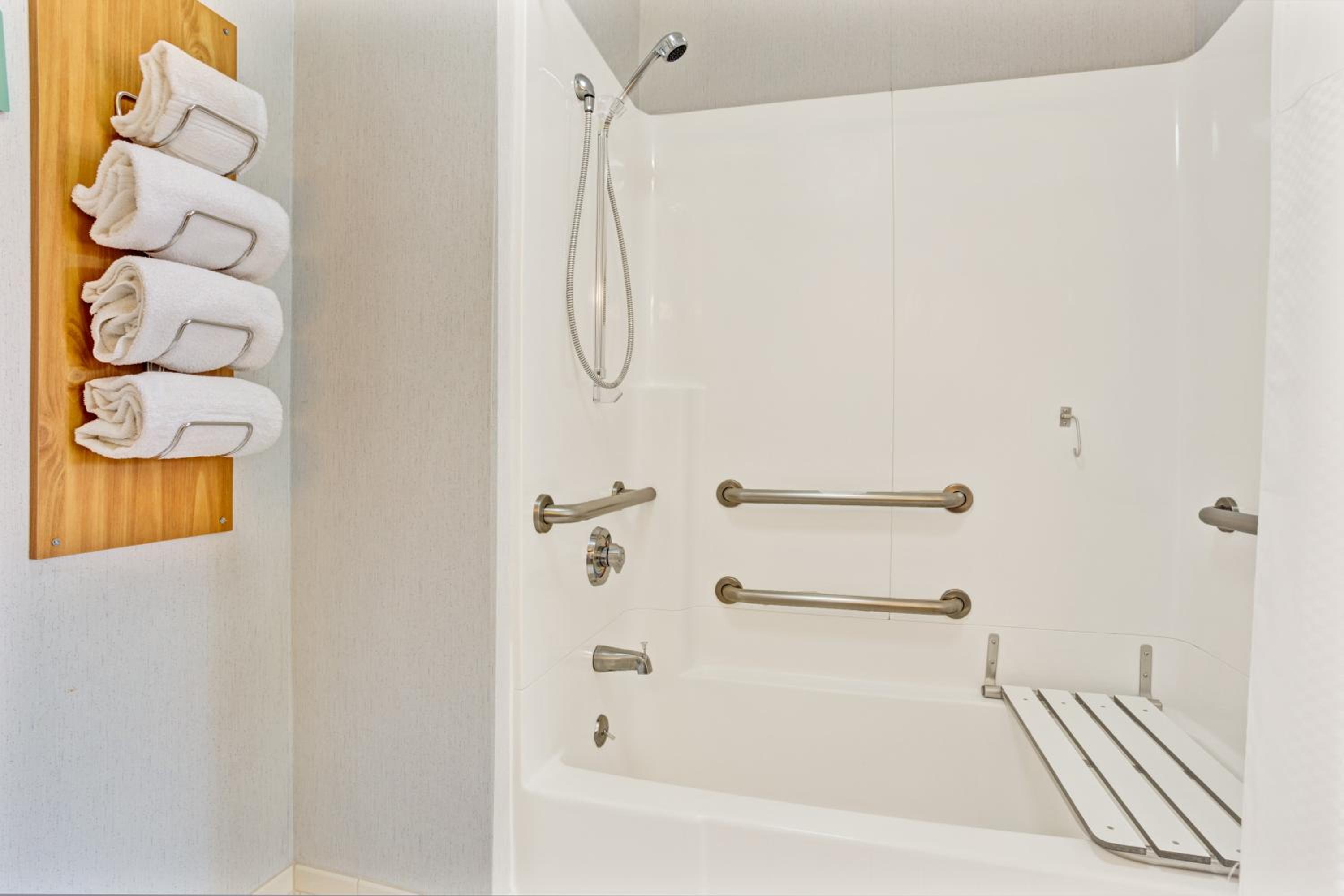 Suite with Twin and Queen Bed - Mobility/Hearing Accessible/Non-Smoking photo 3