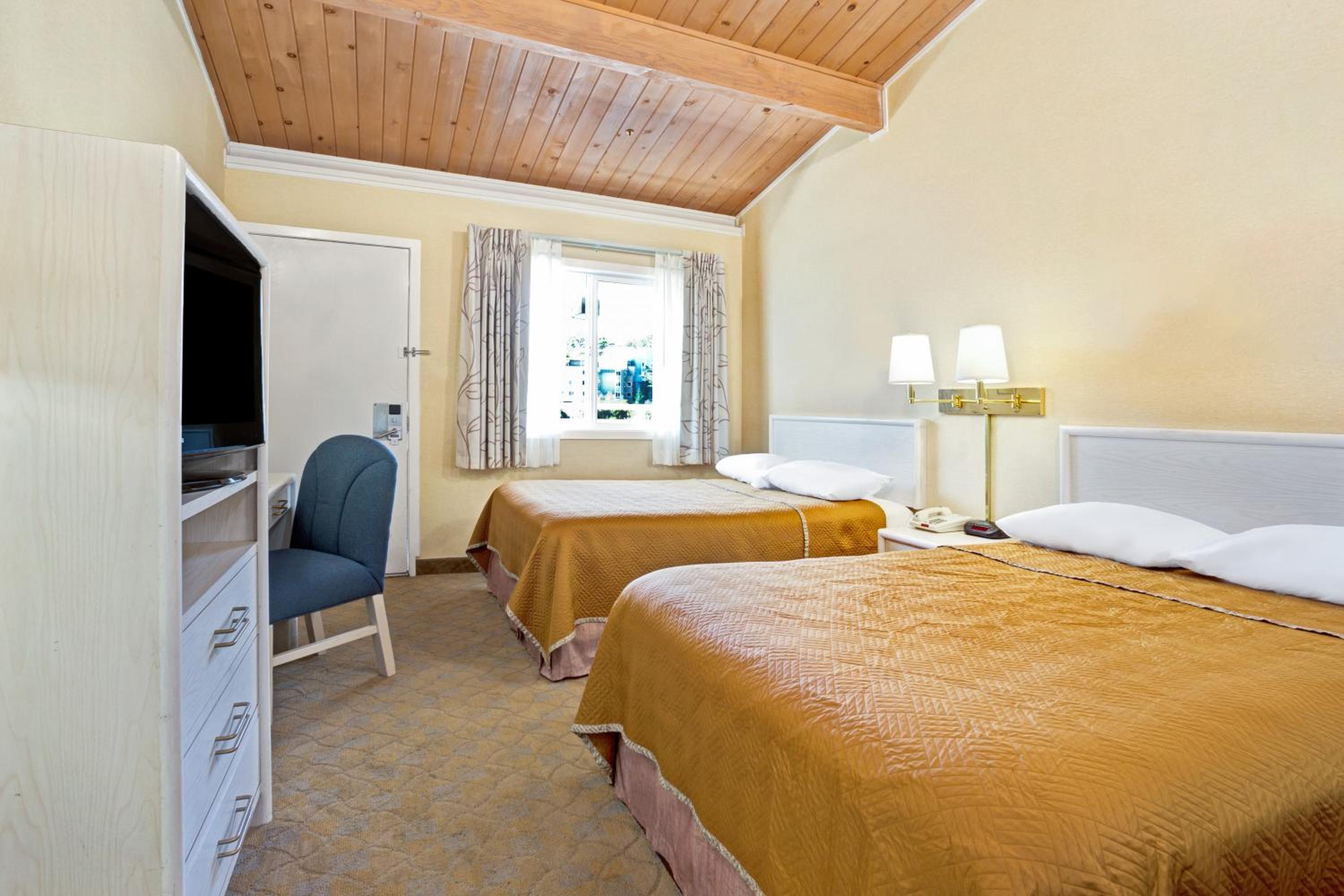 Queen Room with Two Queen Beds - Non-Smoking photo 3