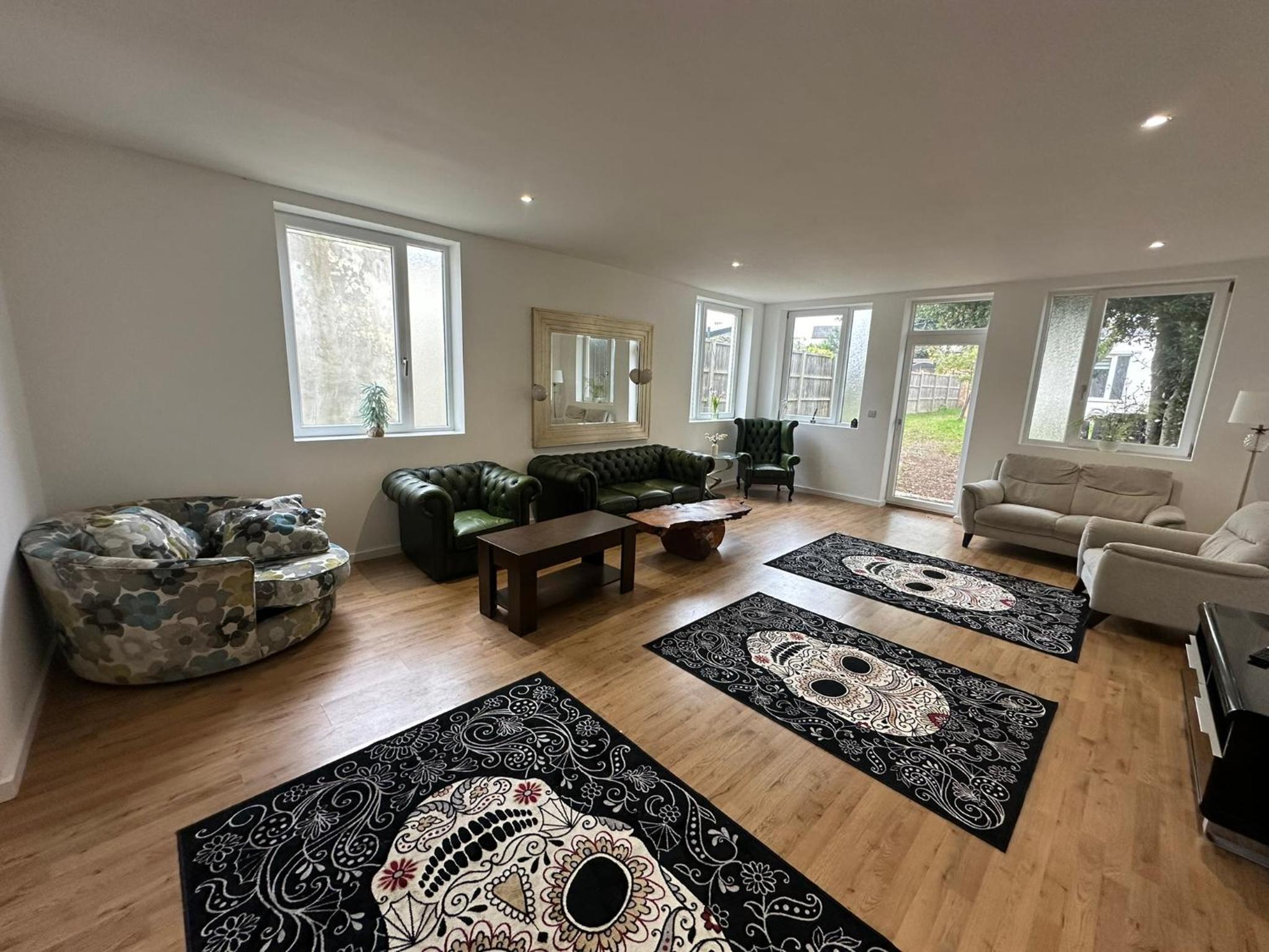 Seven-Bedroom House photo 1