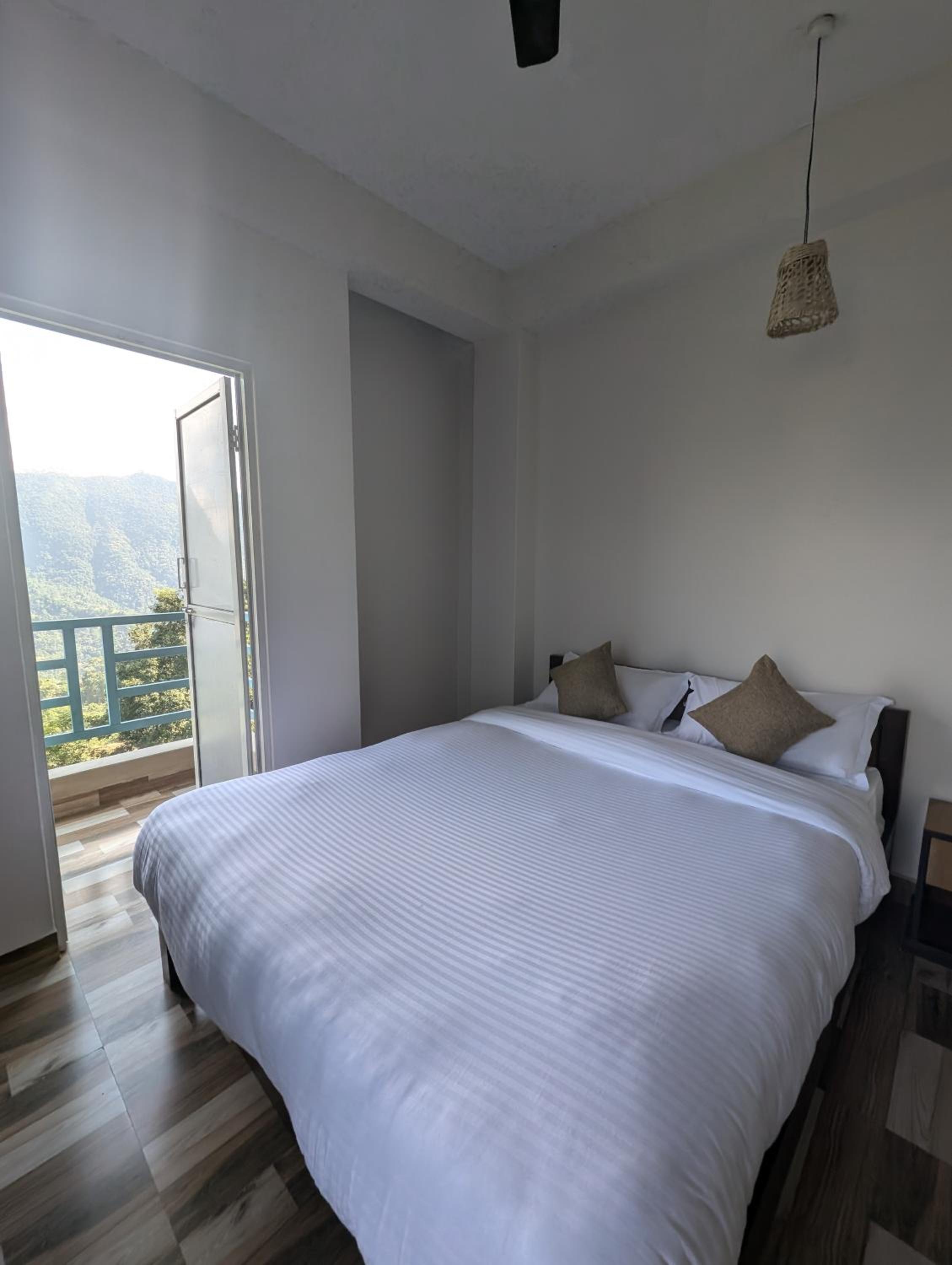 Deluxe King Suite photo 1