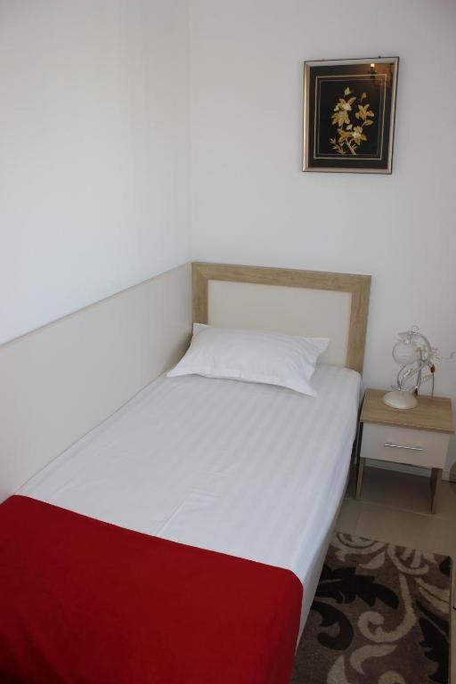 Single Room with Bathroom photo 2