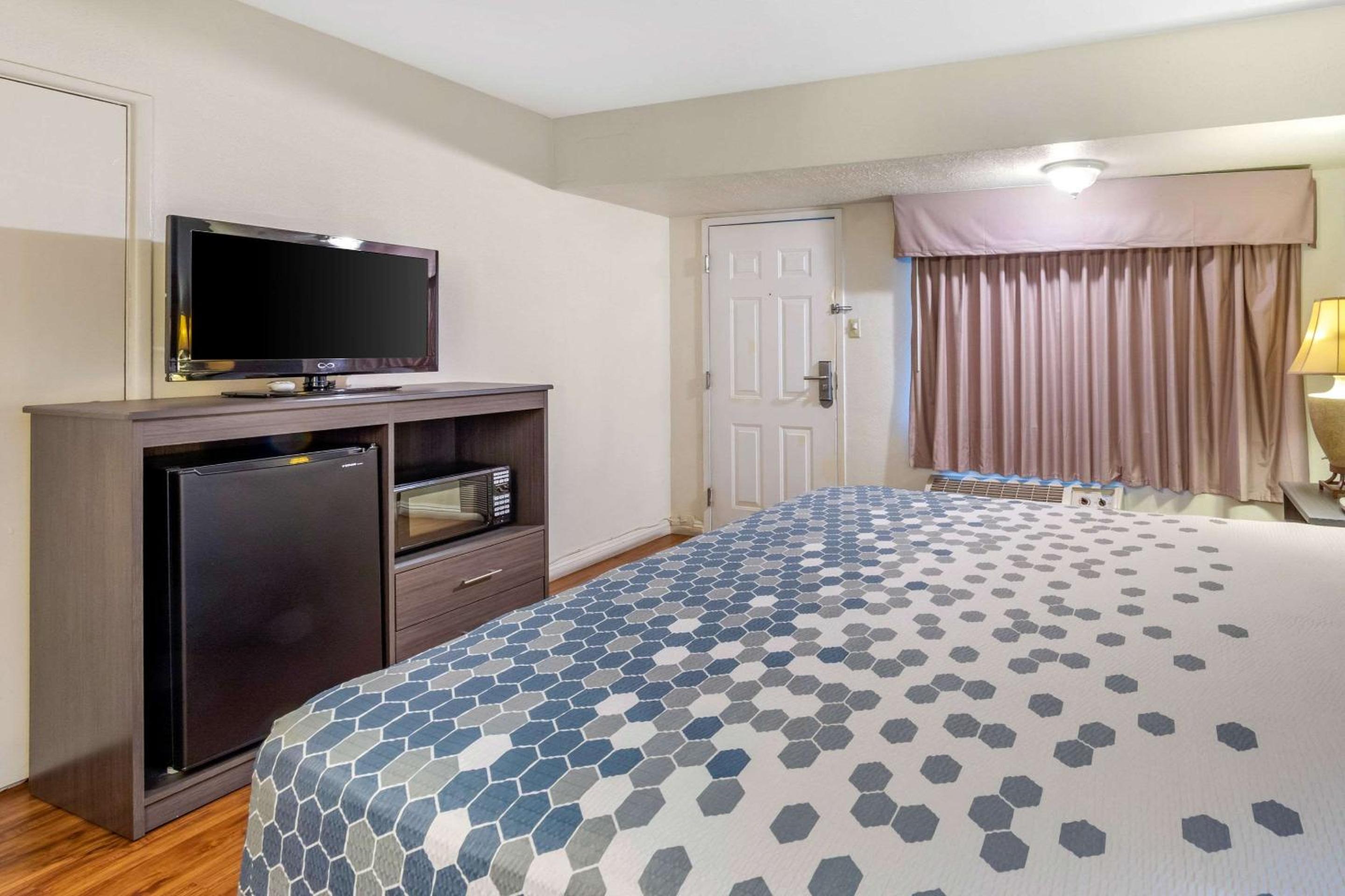 King Room with One King Bed (Smoking) photo 2
