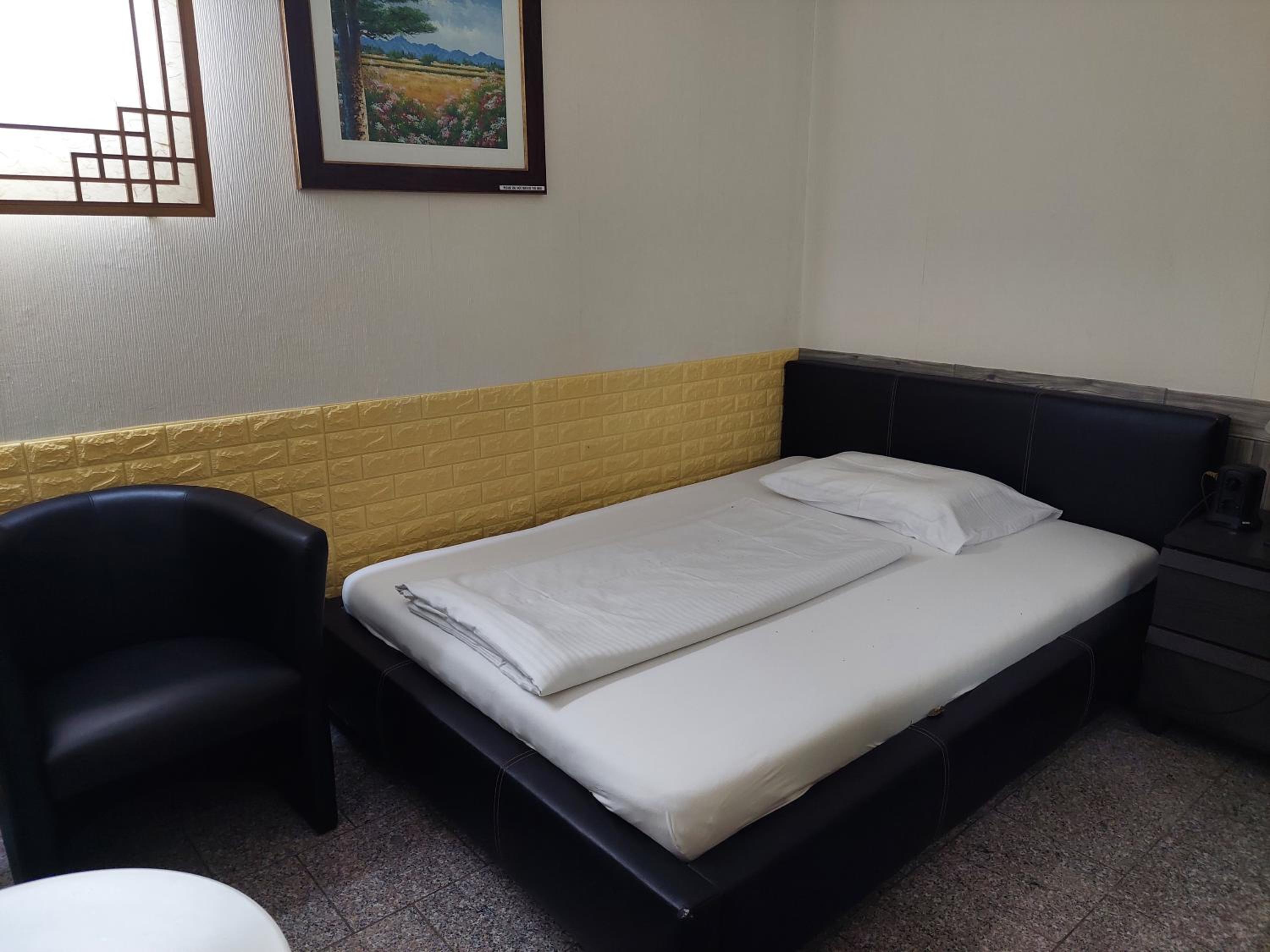Budget Double Room - Photo 1