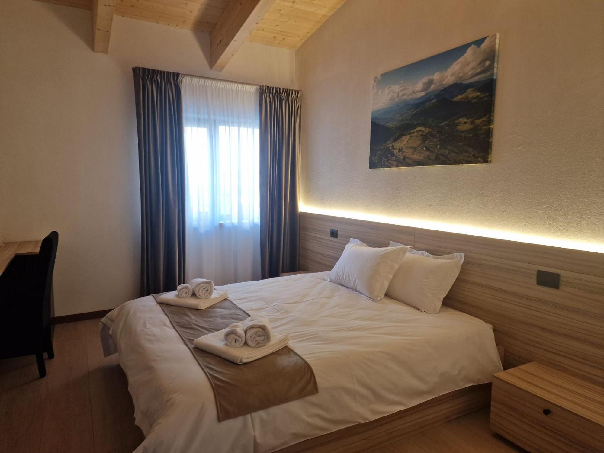 Deluxe Double Room with Balcony photo 2