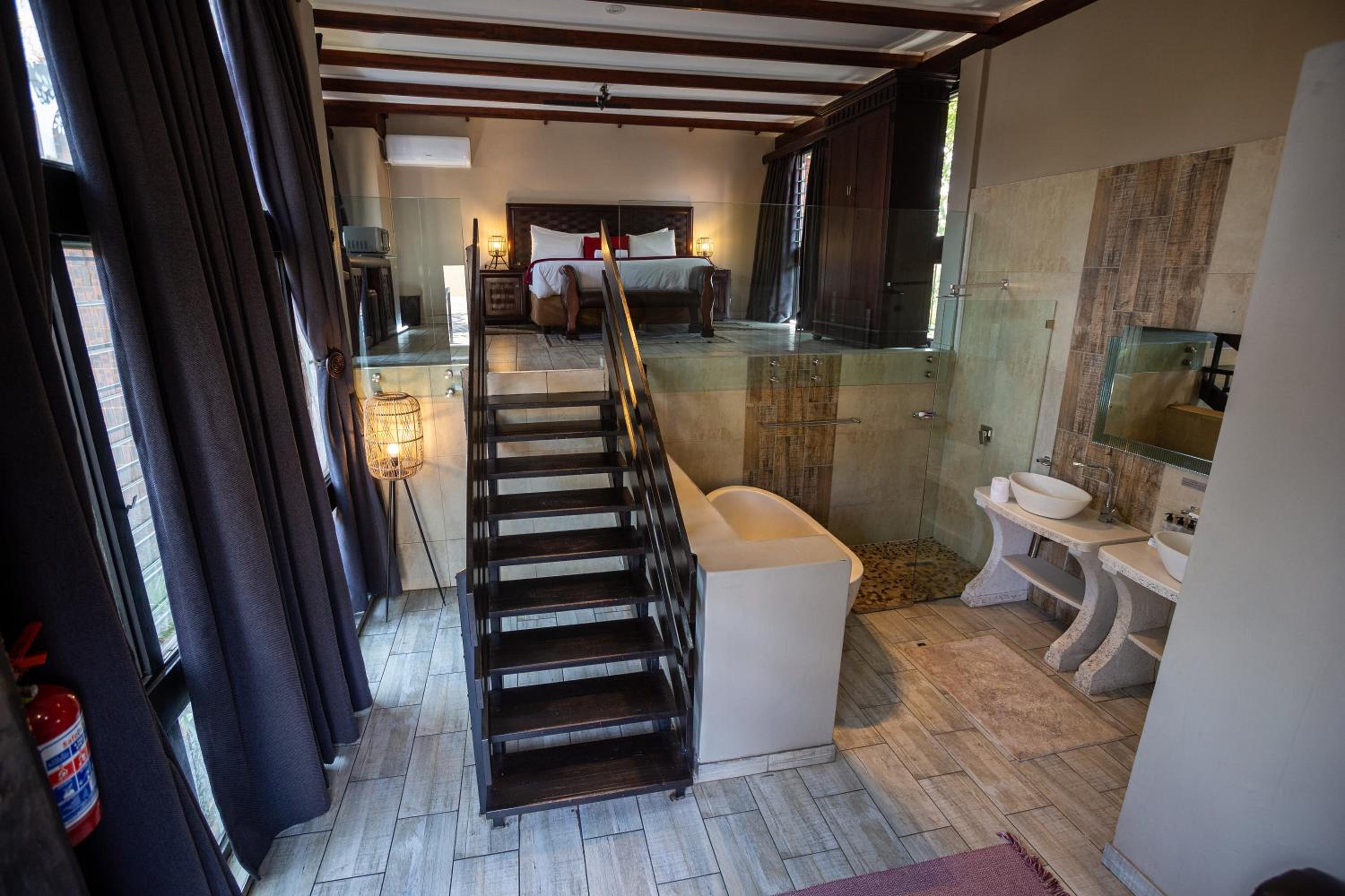 Suite - Photo 16