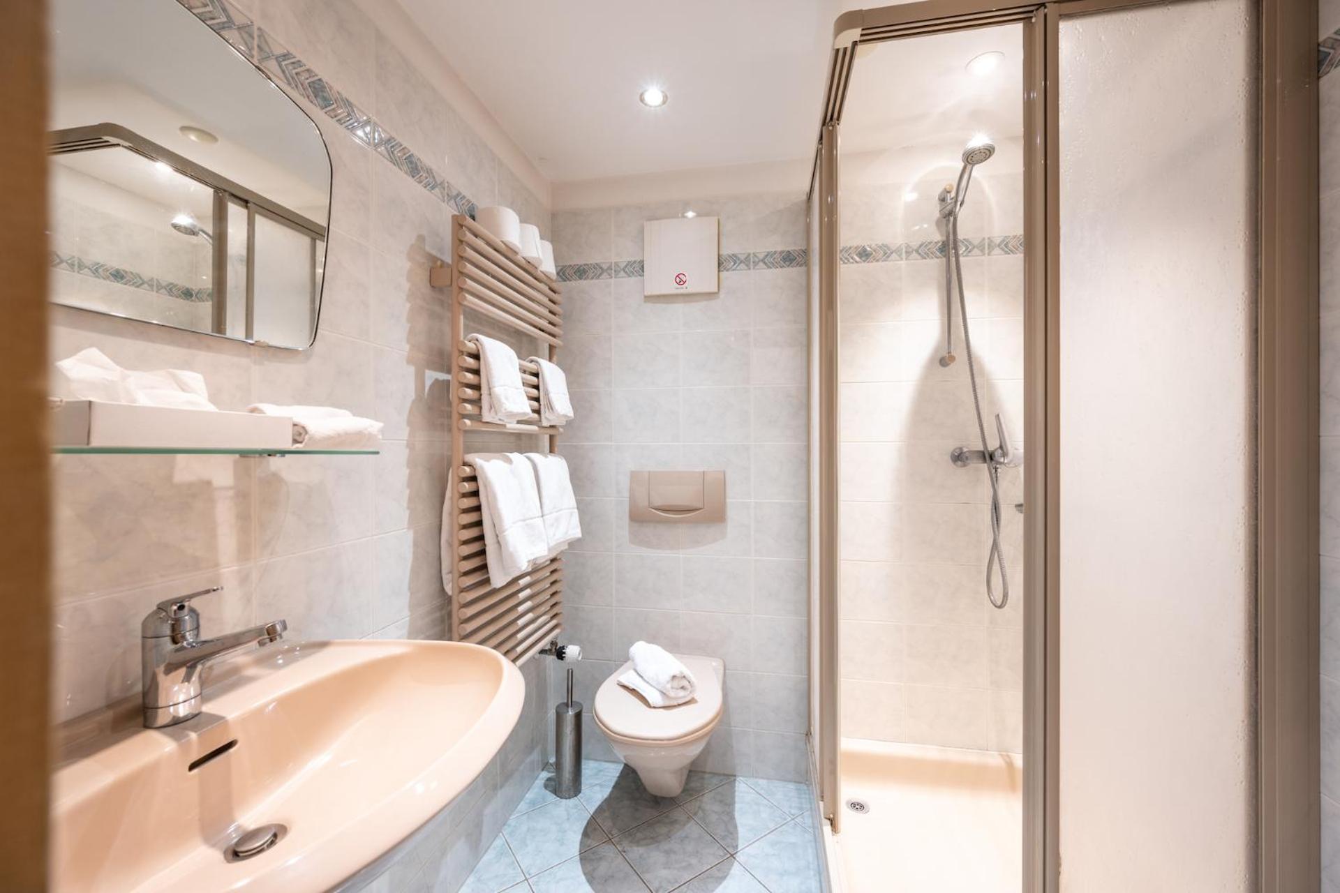 Twin Room With Shared Bathroom photo 3