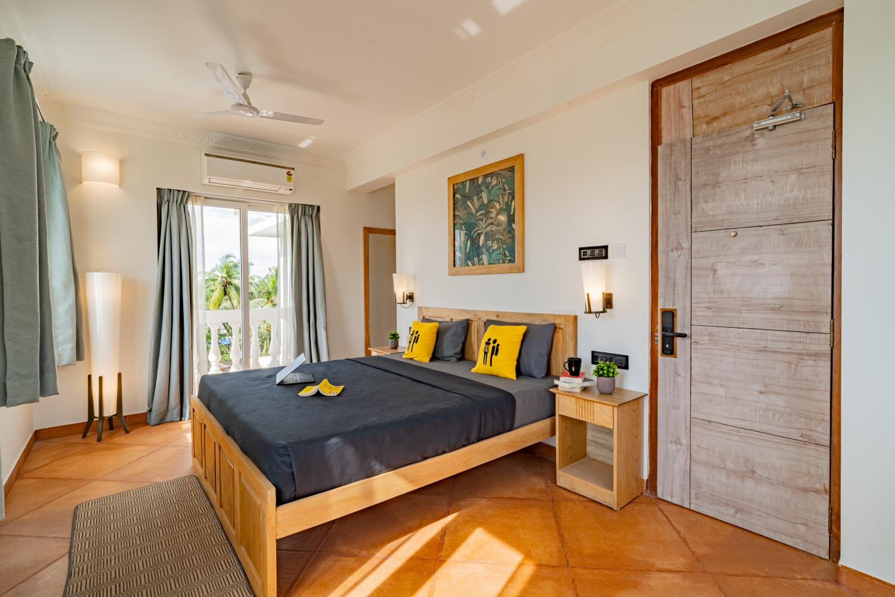 Premium Double Room with Balcony - Photo 10