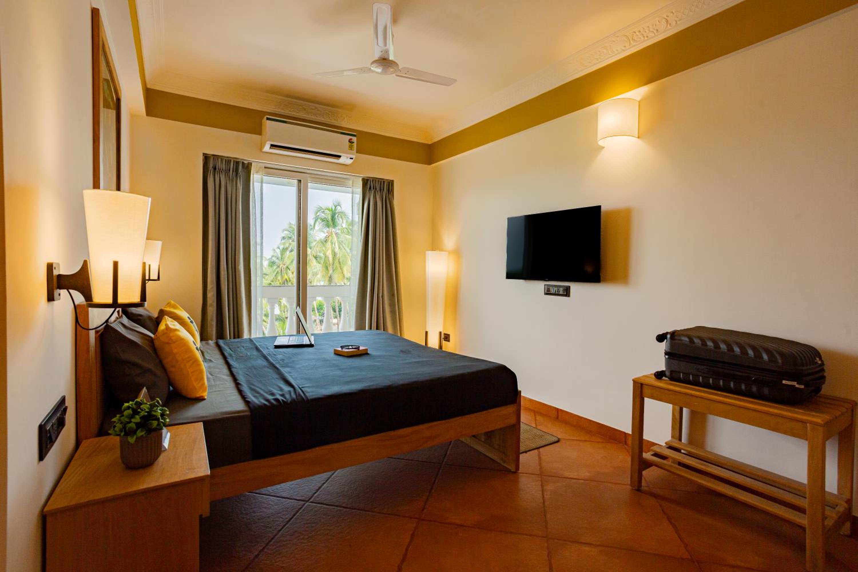Premium Double Room with Balcony - Photo 9