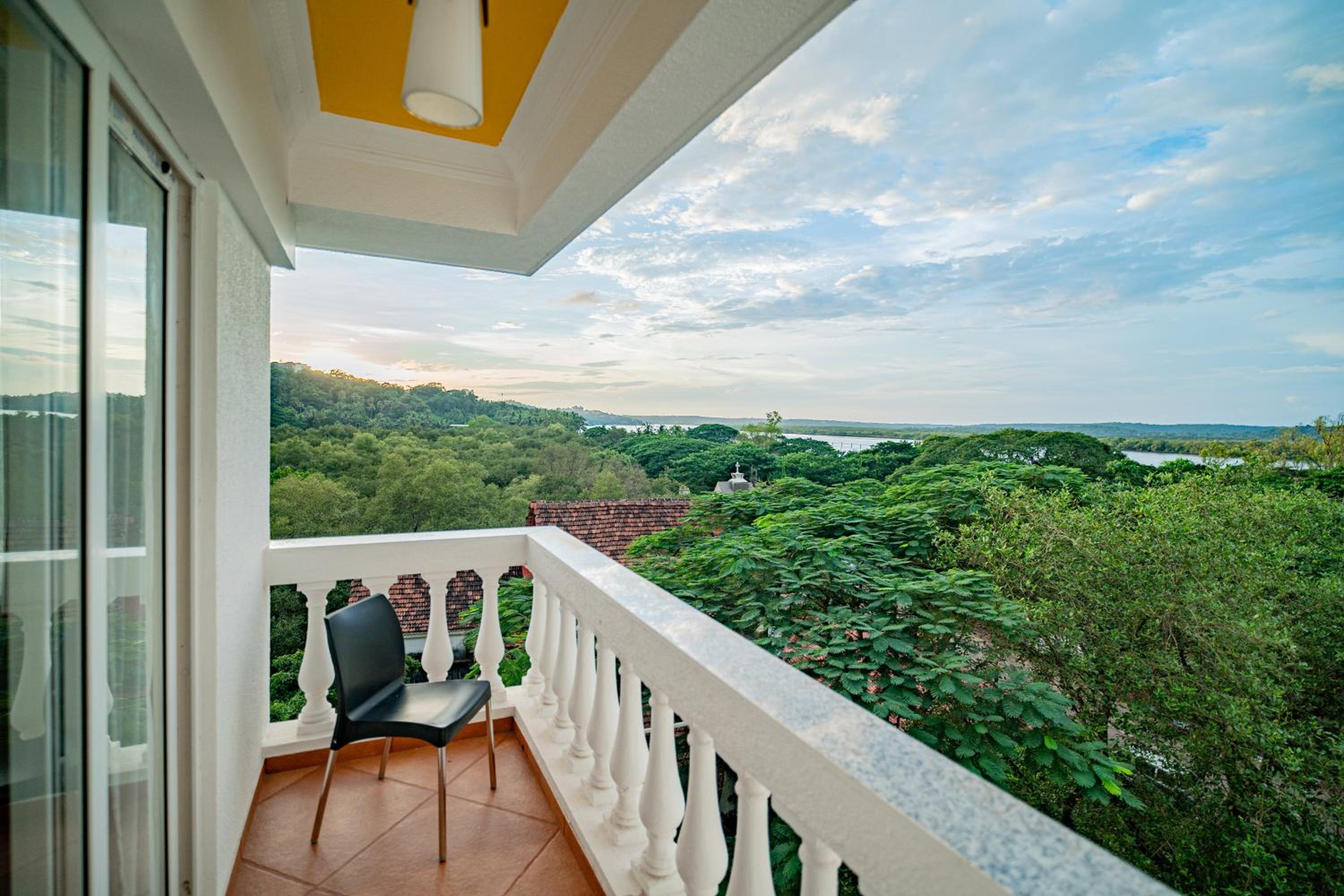 Premium Double Room with Balcony - Photo 5