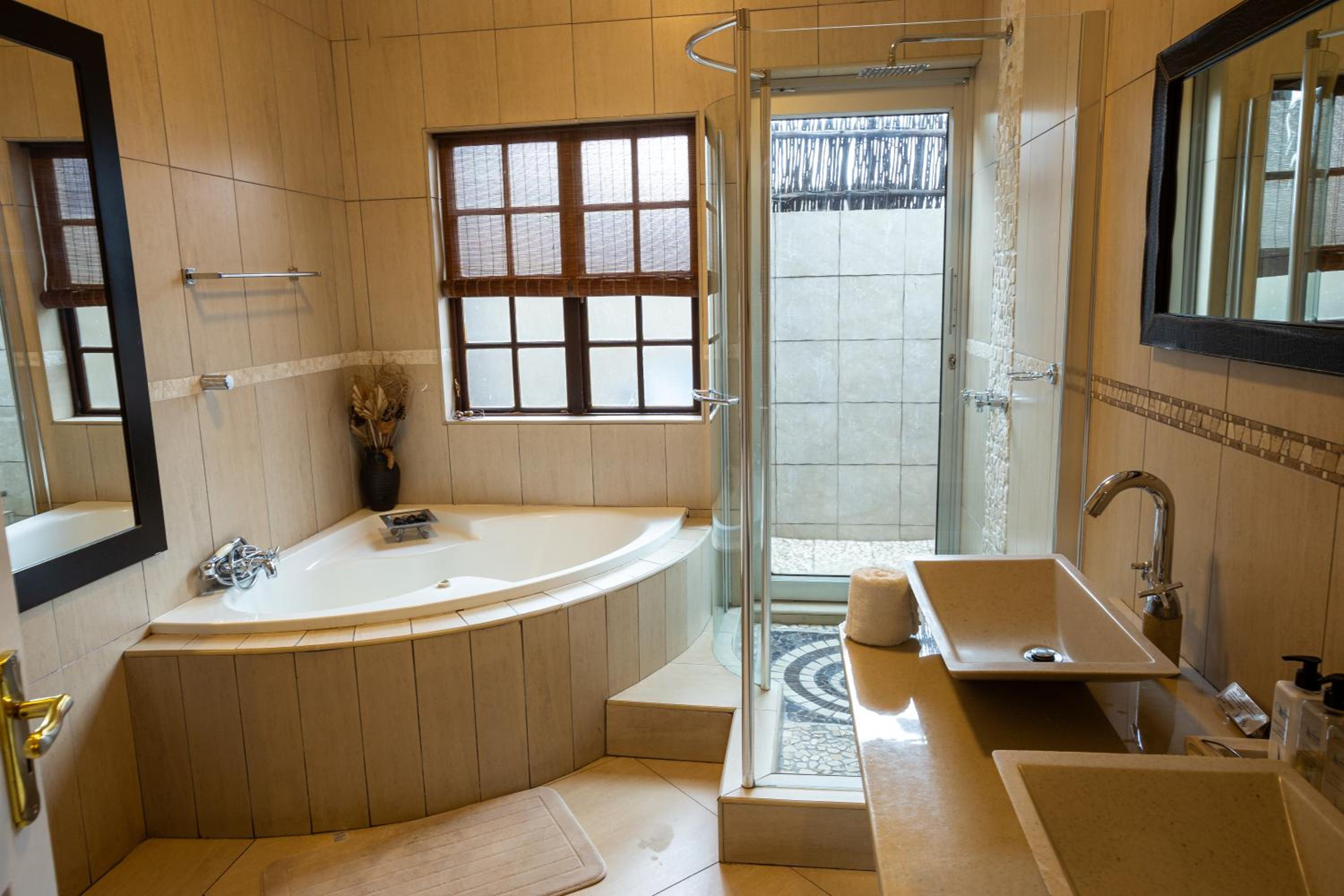 Suite - Photo 19