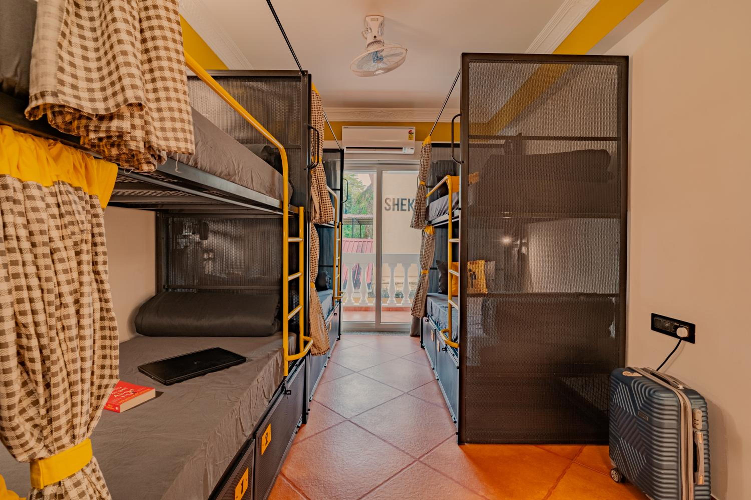Bed in 6 Bed Mixed Dormitory with Balcony photo 1