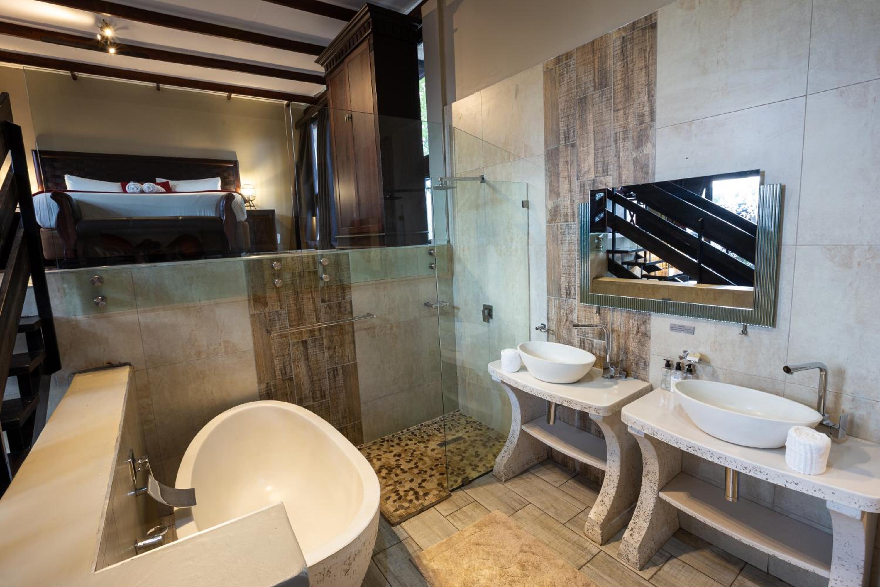 Suite - Photo 17