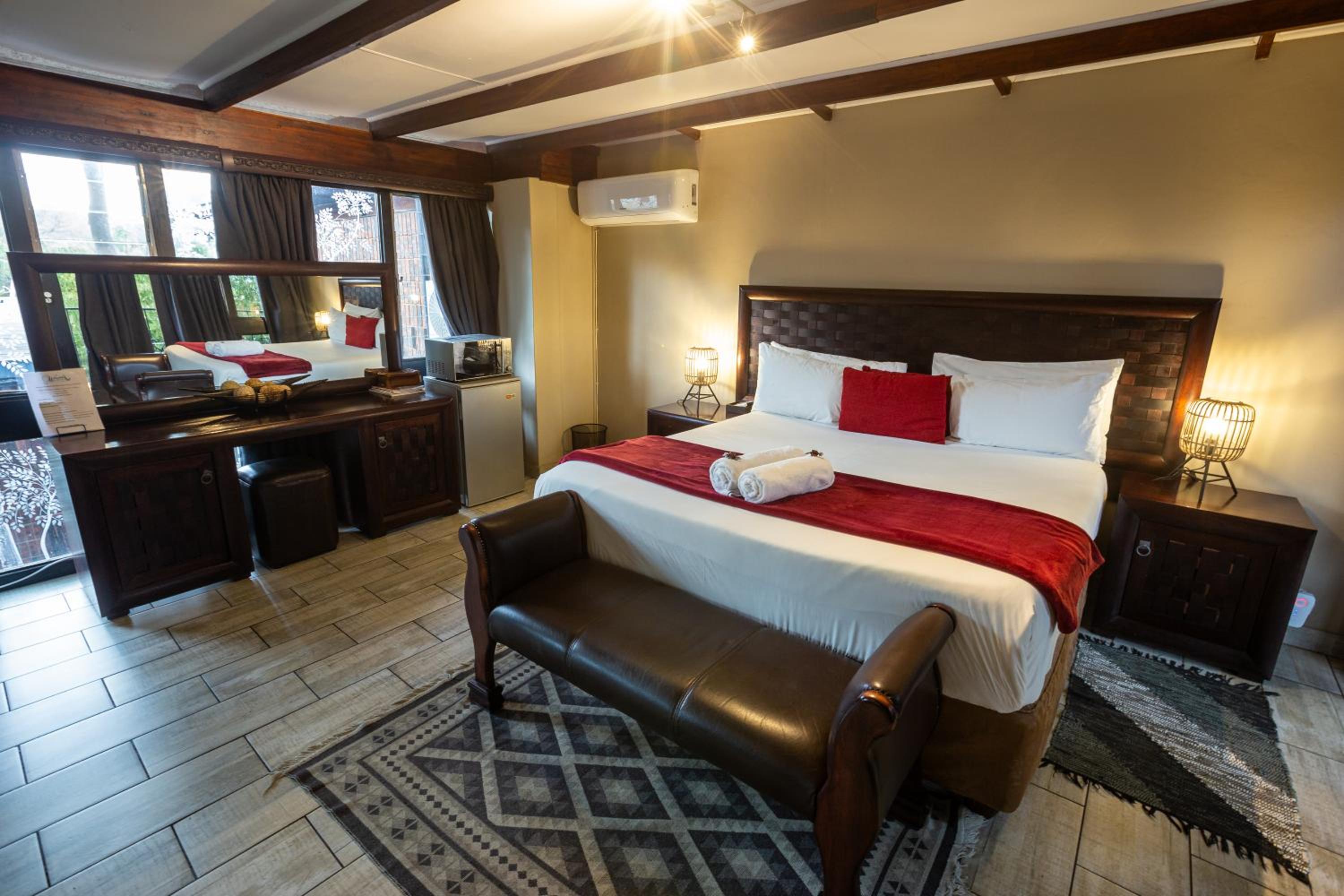 Suite - Photo 18
