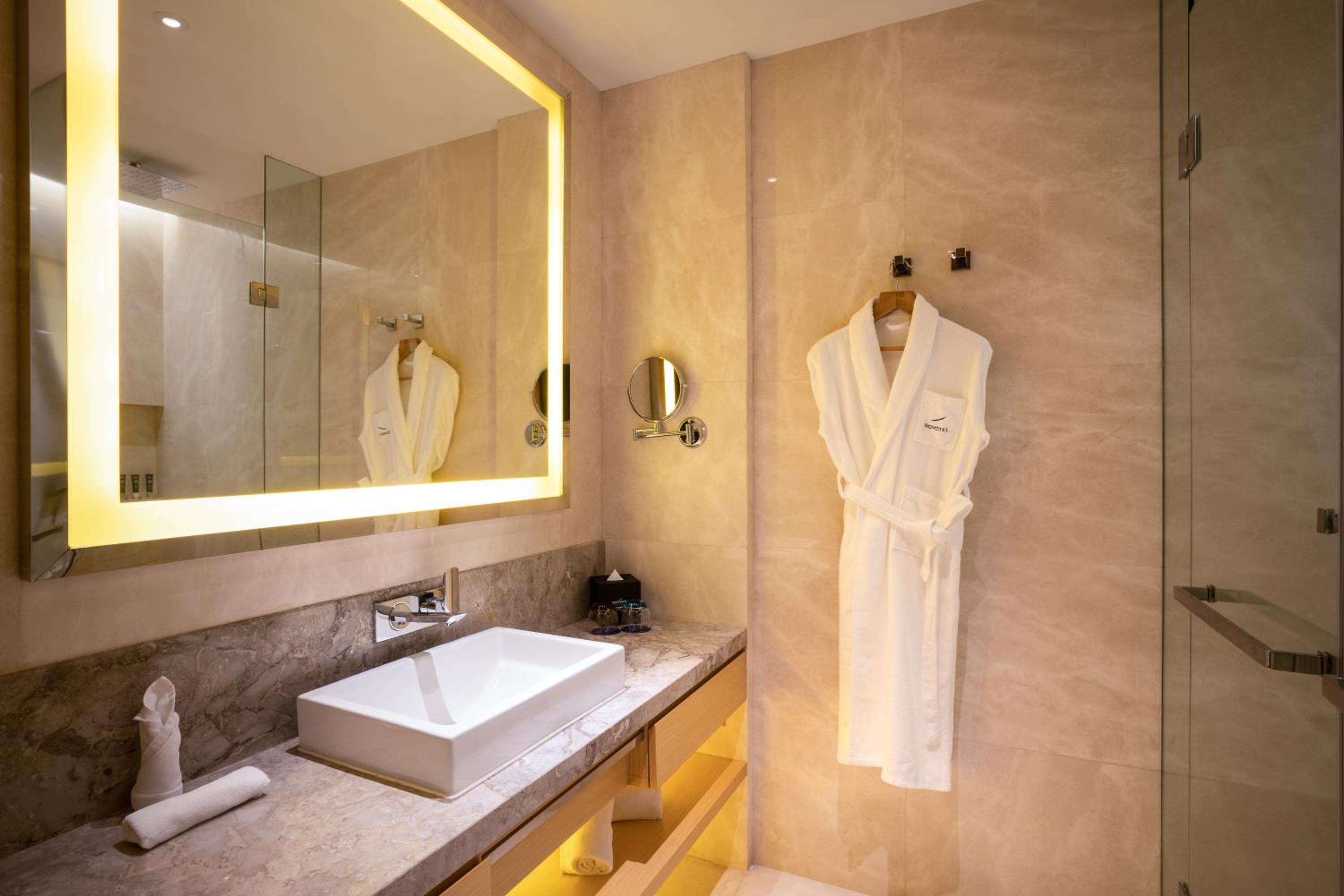 Superior Room with Two Twin Beds thumbnail 6