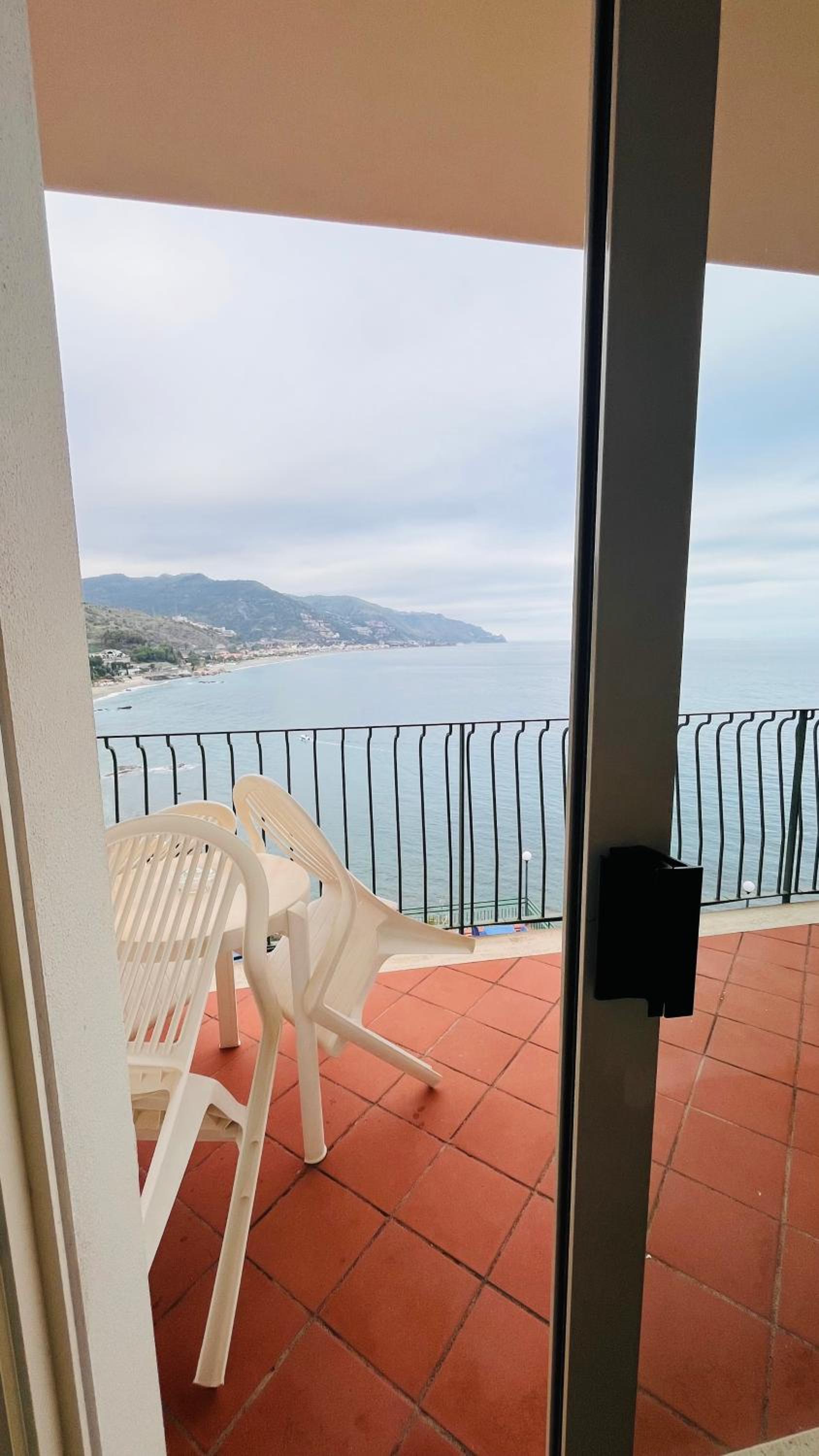 Double or Twin Room with Sea View photo 3