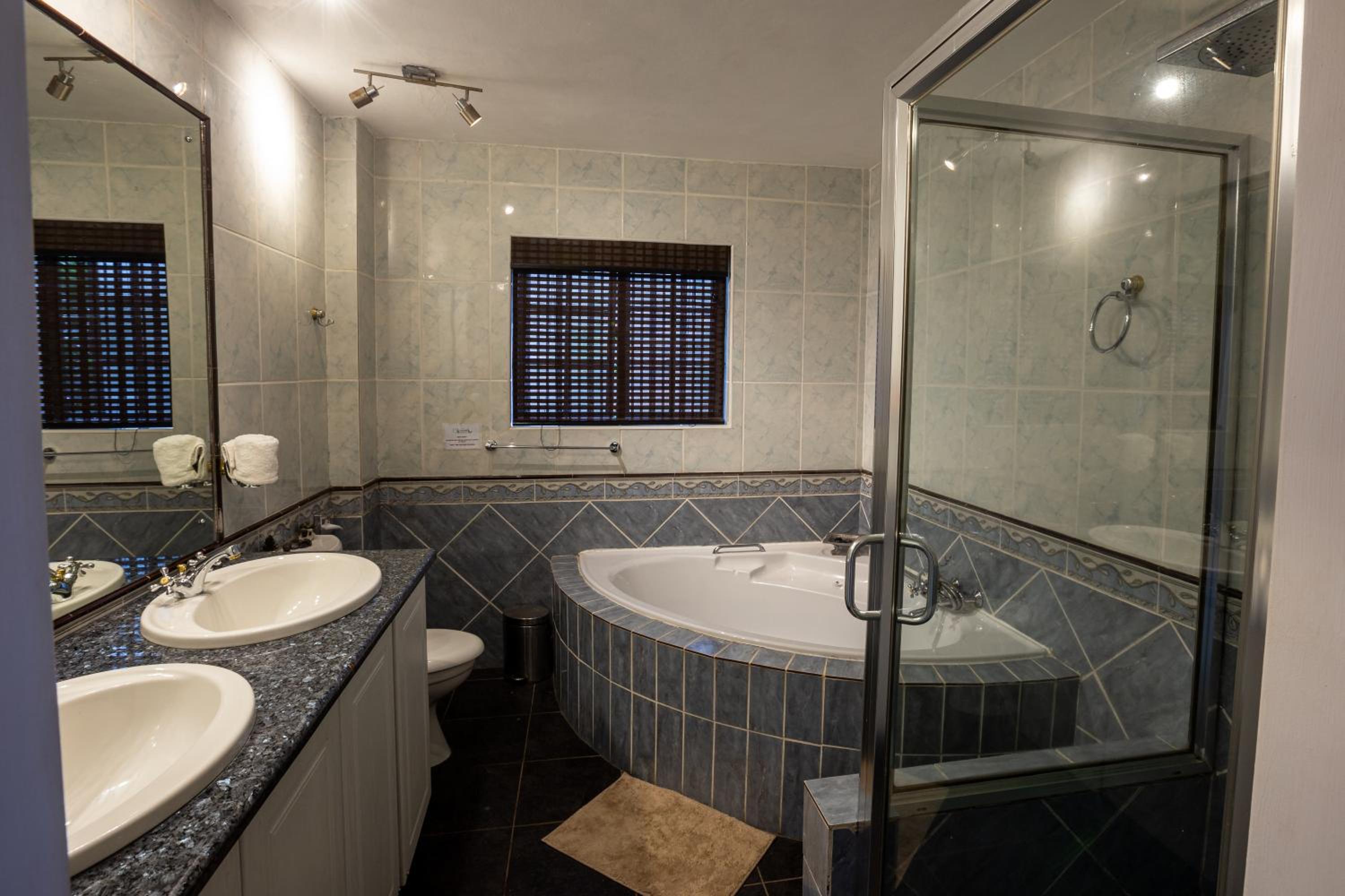 Double Room with Balcony - Photo 13