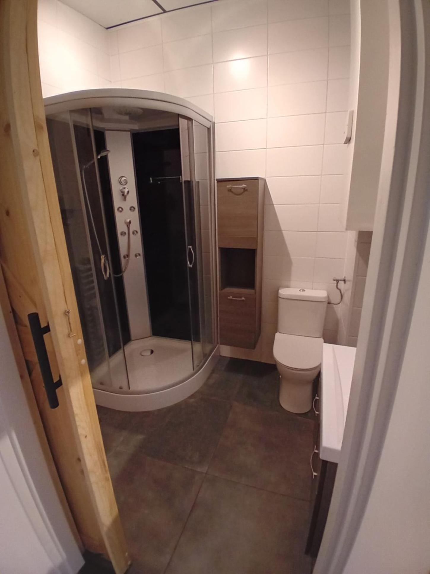 Twin Room with Private Bathroom - Photo 5