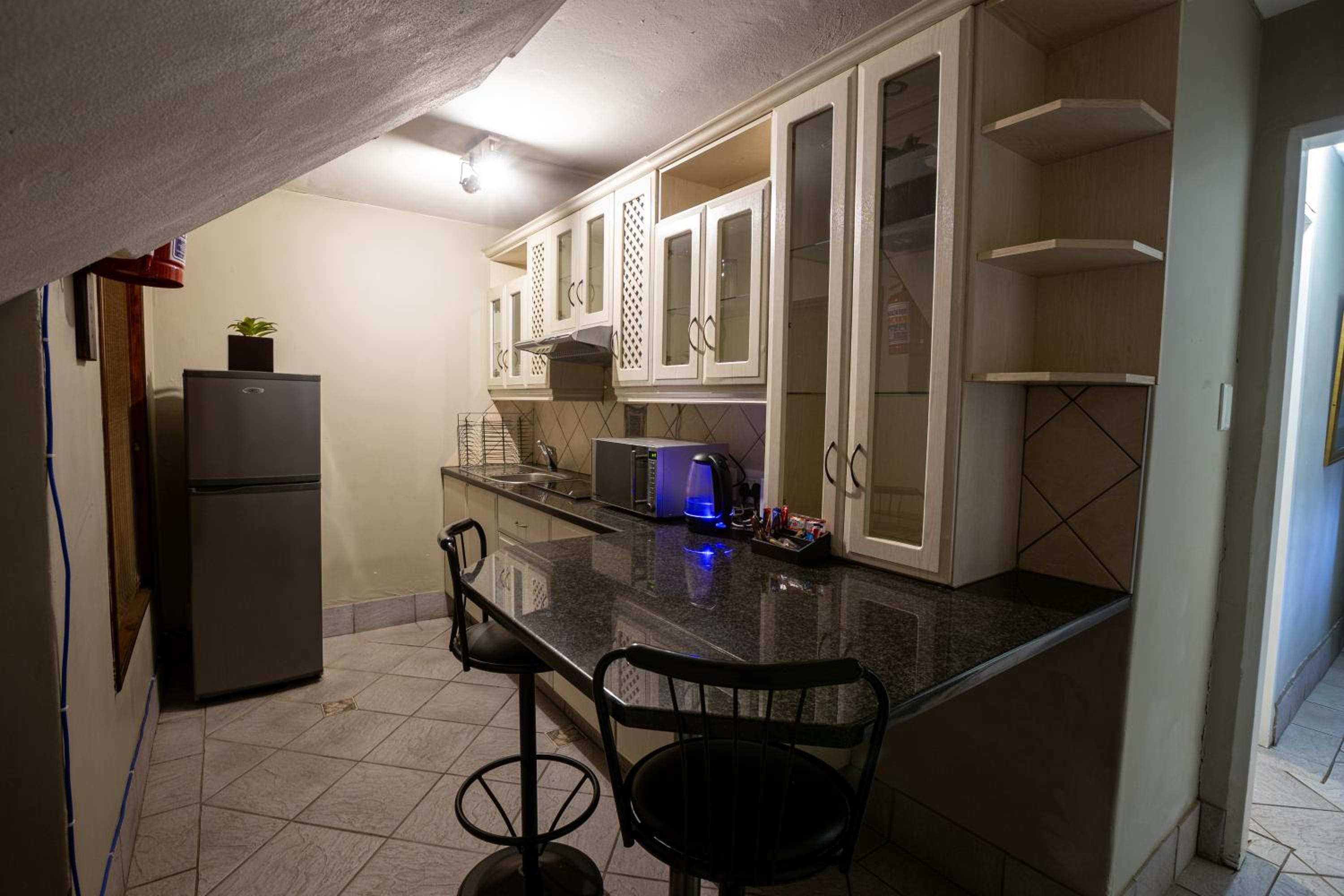 Double Room with Balcony - Photo 8