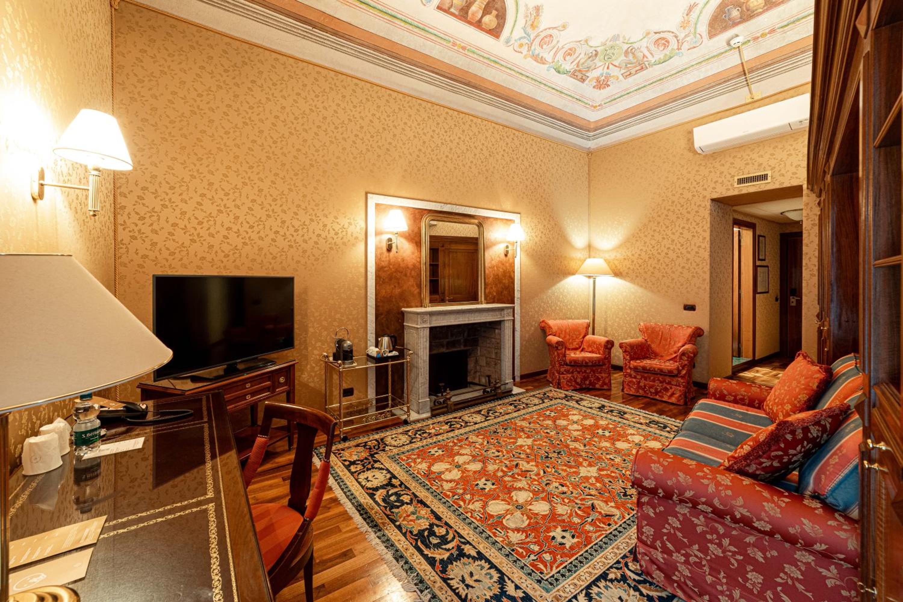 Suite - Photo 1