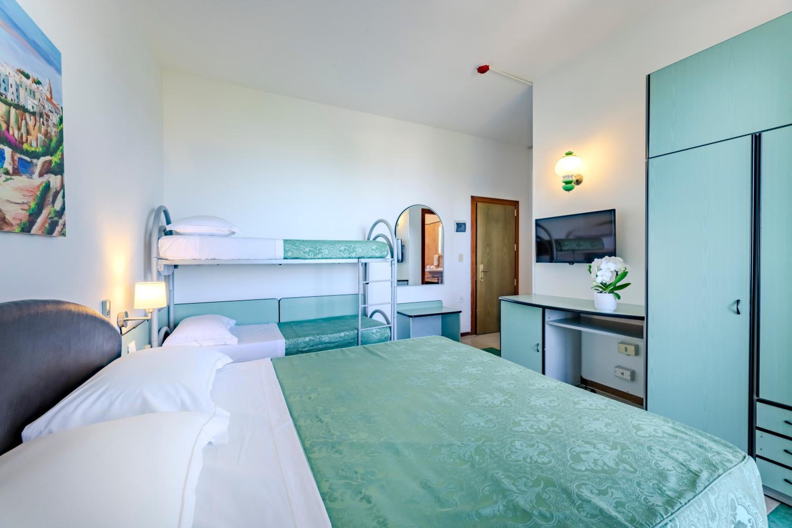 Superior Quadruple Room photo 2