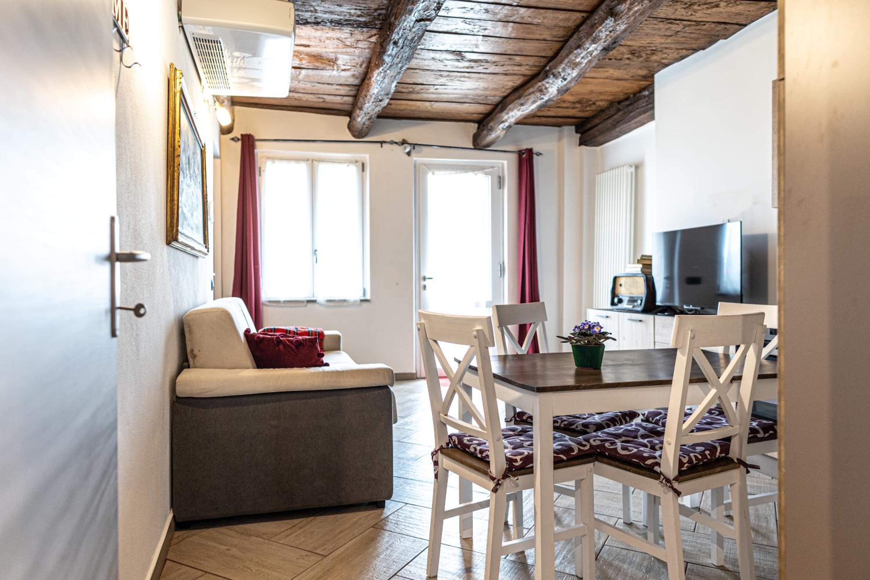 Deluxe Double Room with Balcony photo 3