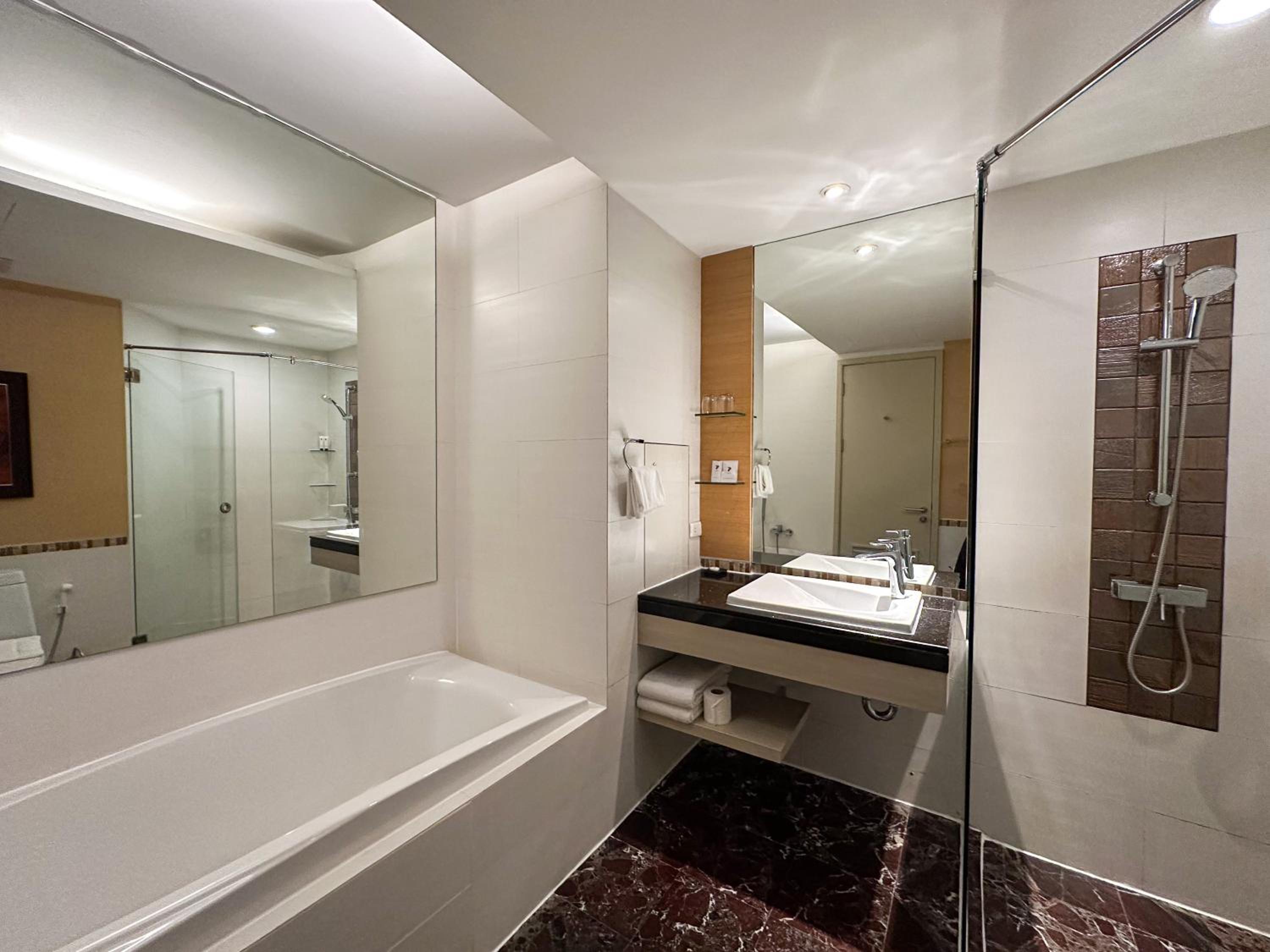 1 Bedroom Deluxe Suite with Bathtub photo 2