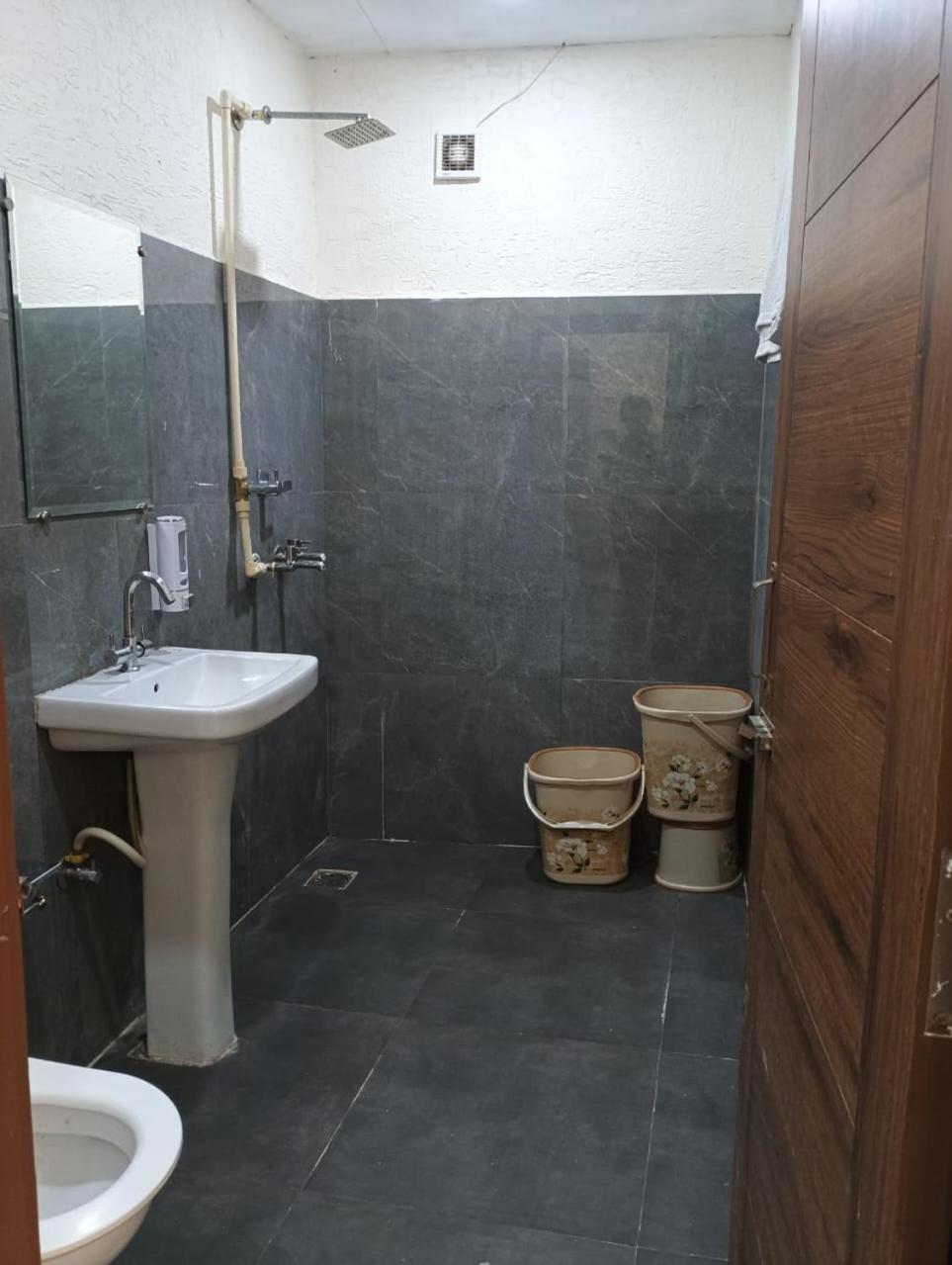 Deluxe Double Room (2 Adults + 1 Child) - Photo 6