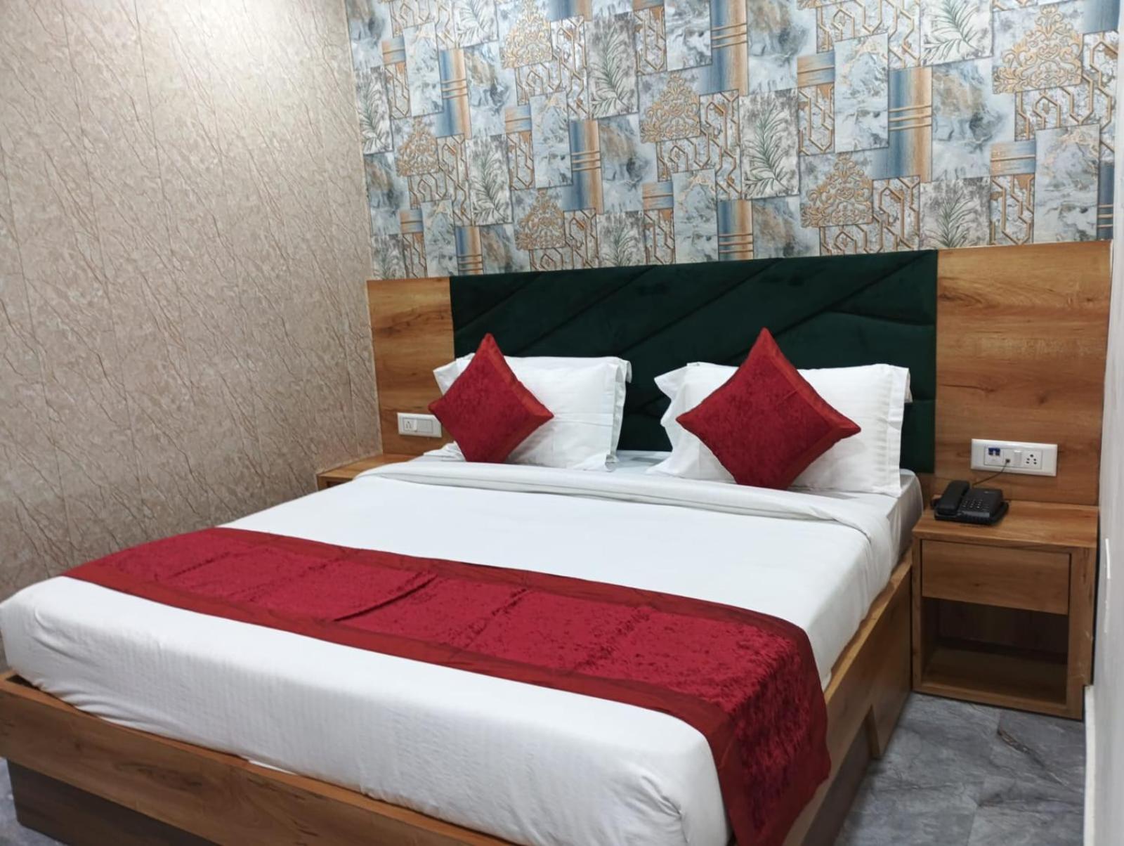 Deluxe Double Room (2 Adults + 1 Child) - Photo 5