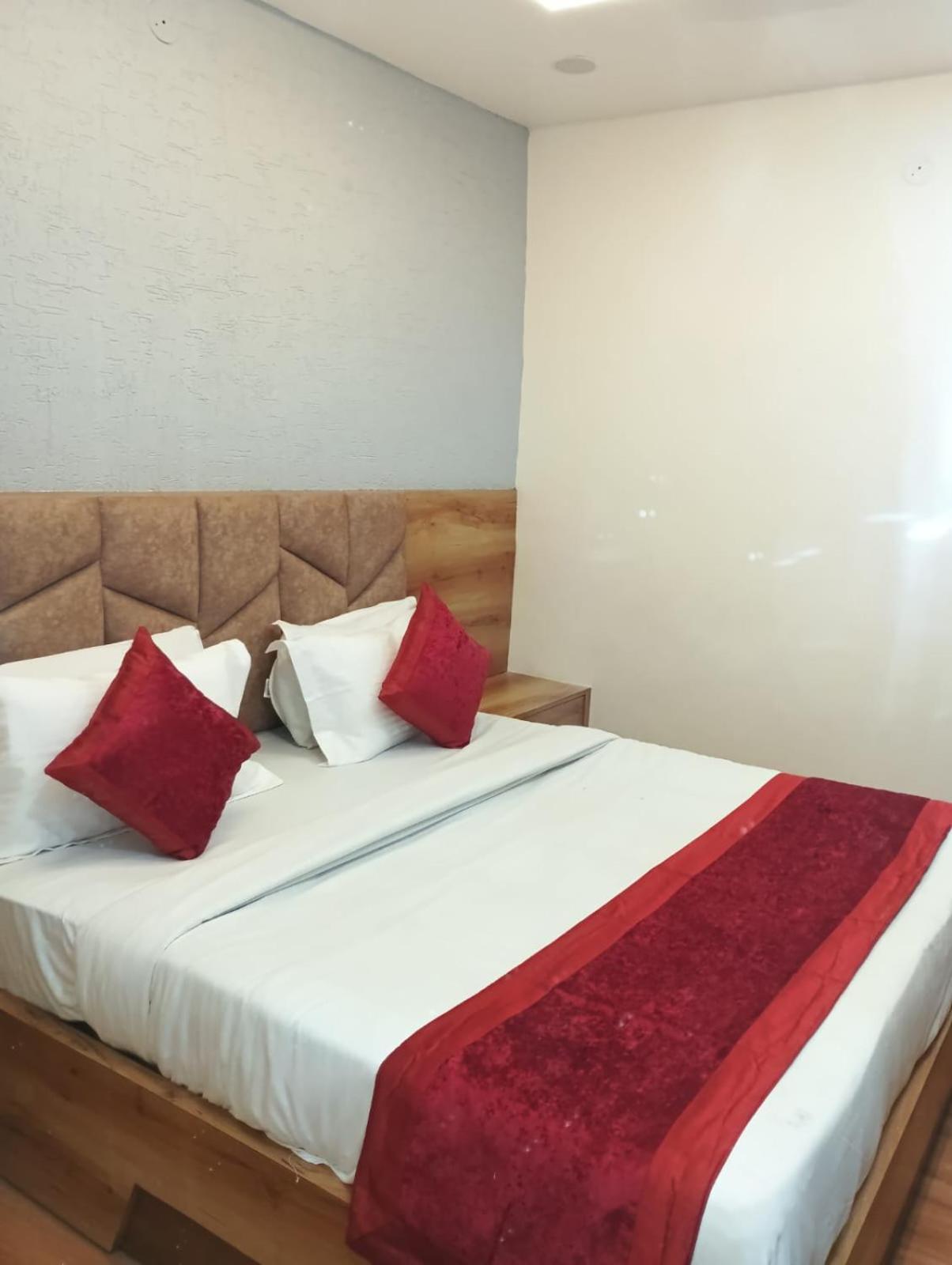 Deluxe Double Room (2 Adults + 1 Child) - Photo 4