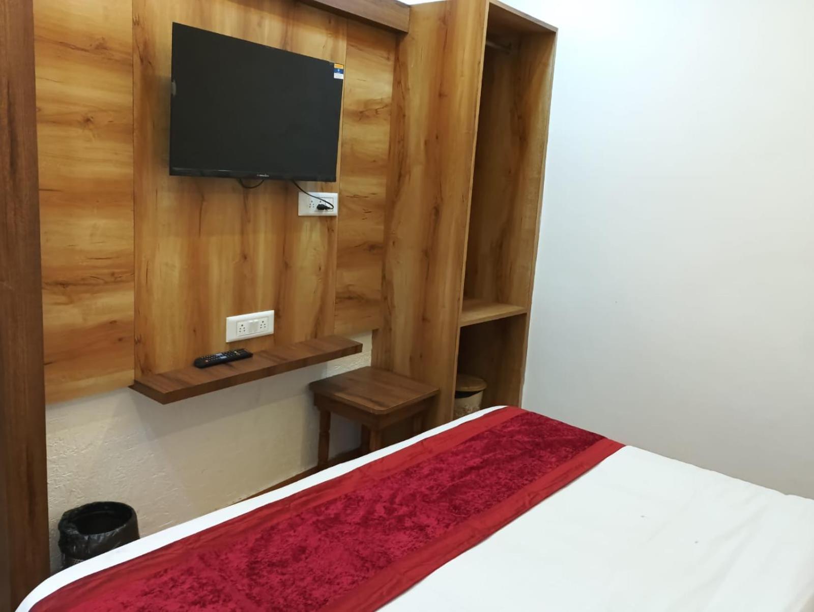 Deluxe Double Room (2 Adults + 1 Child) - Photo 3
