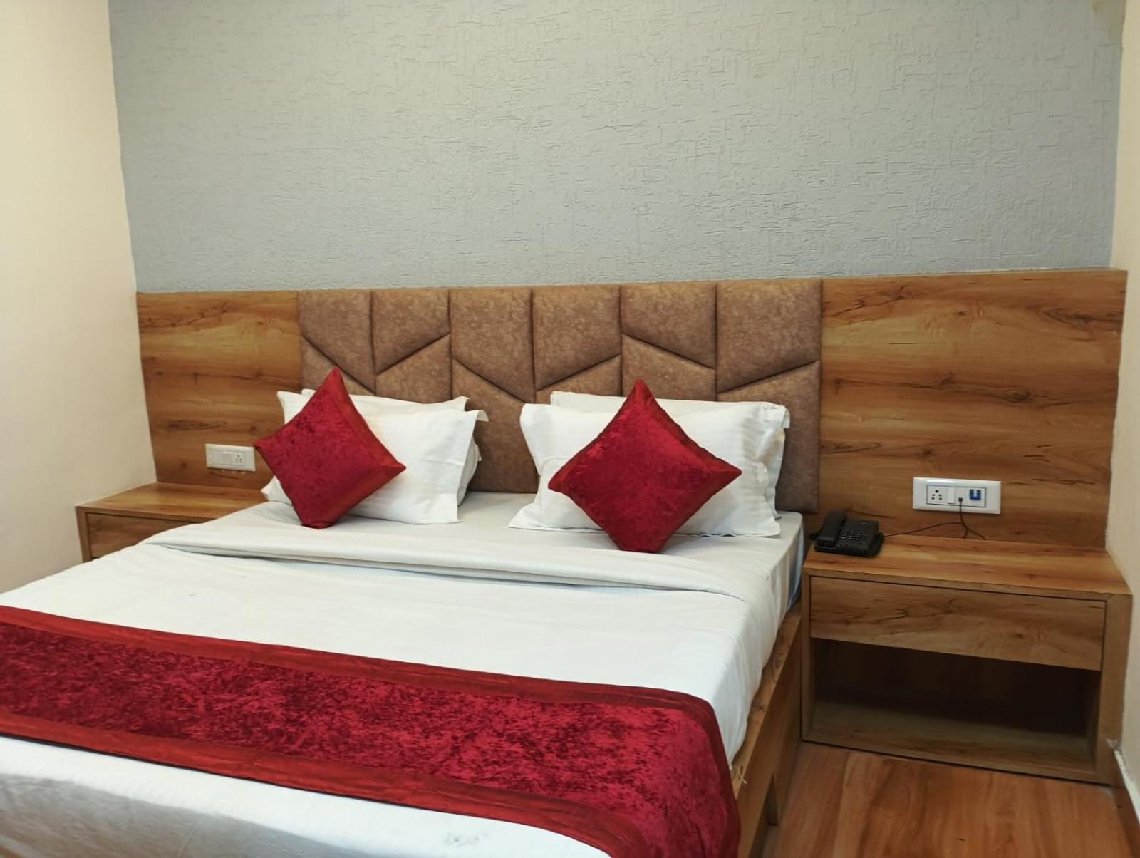 Deluxe Double Room (2 Adults + 1 Child) - Photo 2
