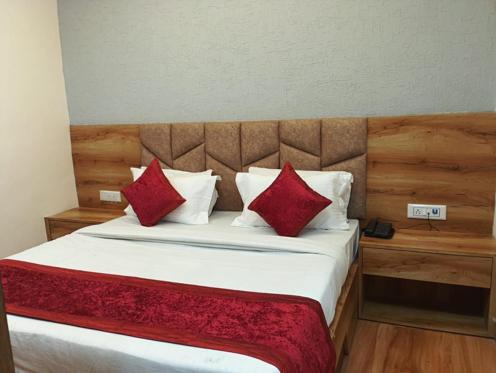 Deluxe Double Room (2 Adults + 1 Child) - Photo 17