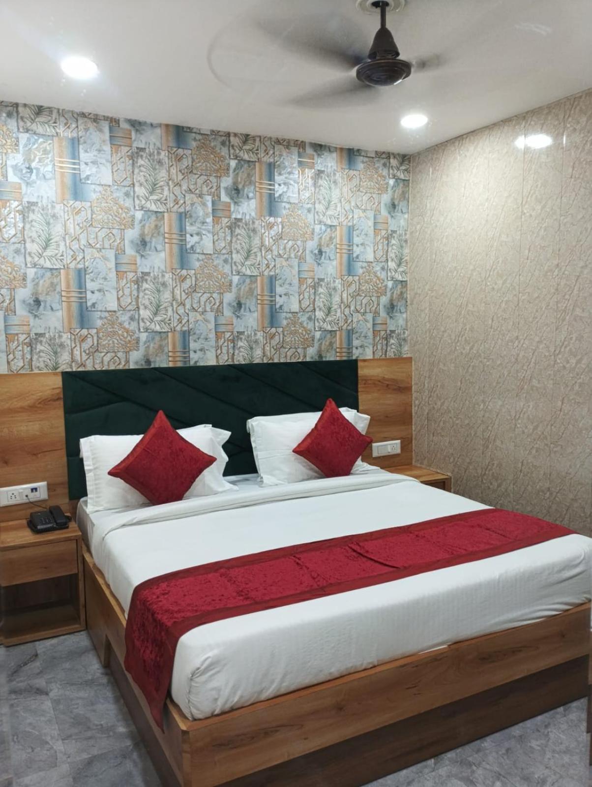 Deluxe Double Room (2 Adults + 1 Child) - Photo 14