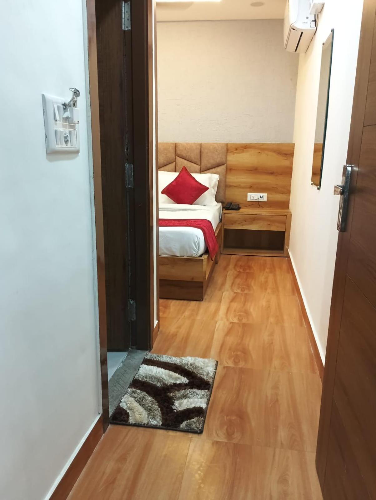 Deluxe Double Room (2 Adults + 1 Child) - Photo 13