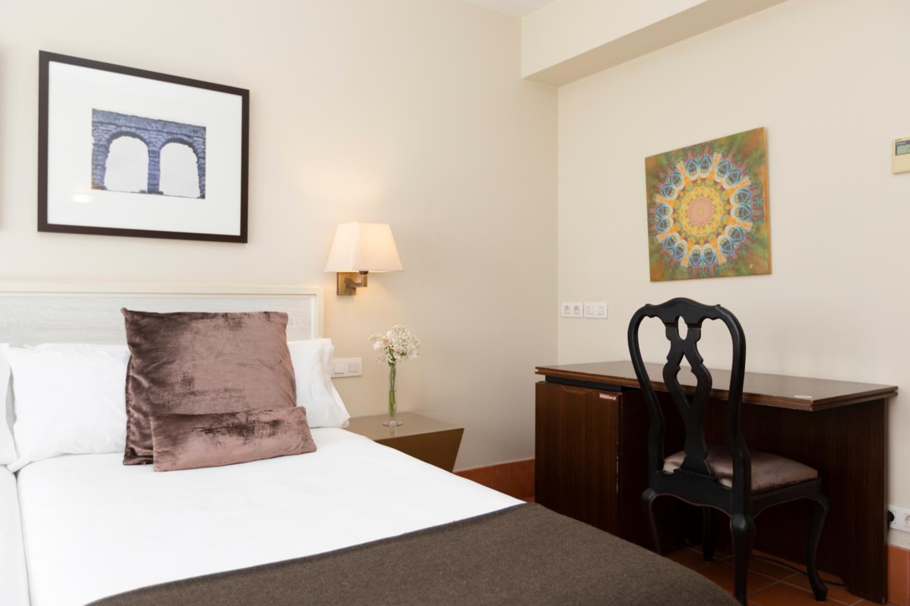 Classic Twin Room - Photo 3