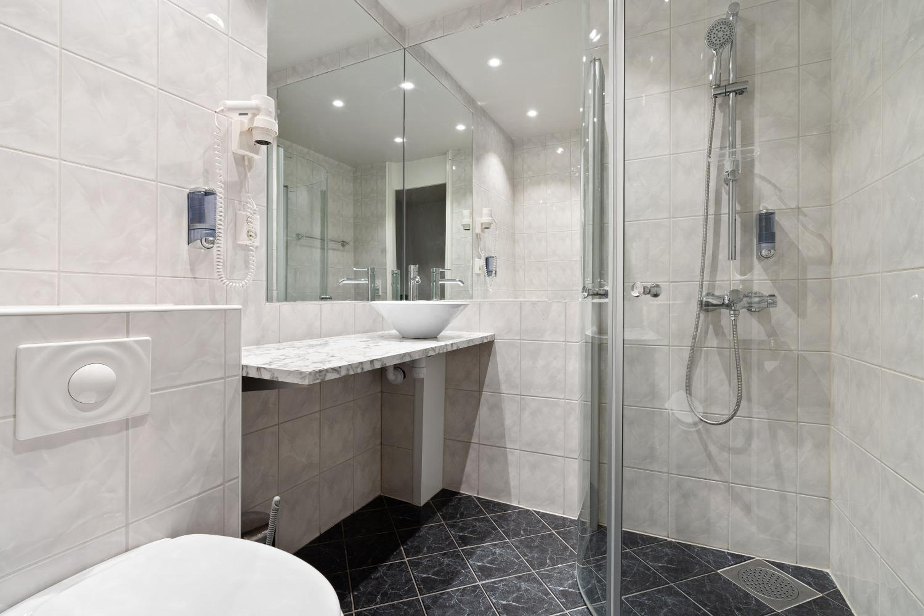 Budget Double Room - Photo 2