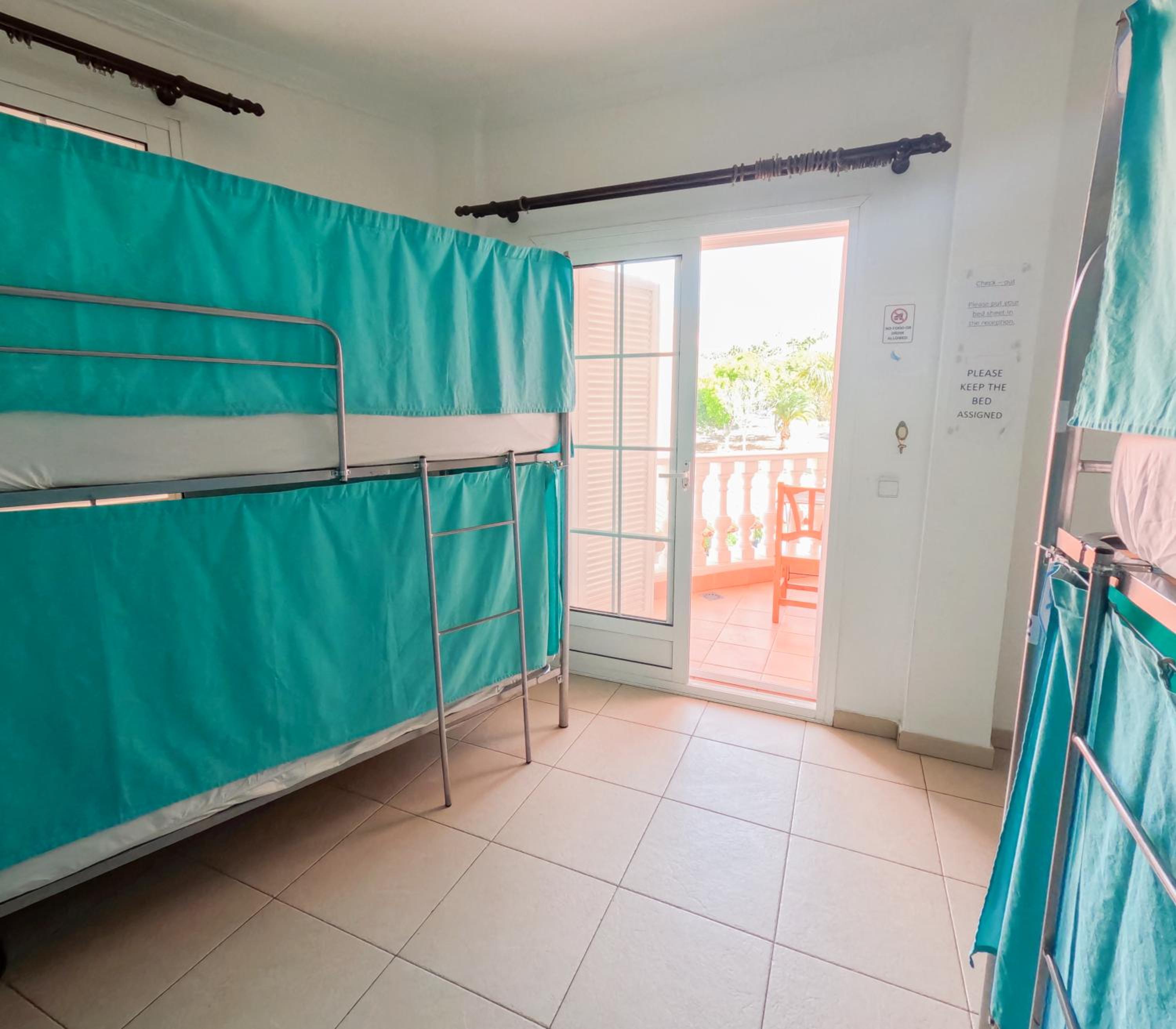 Cama en habitación compartida femenina para 6 huéspedes