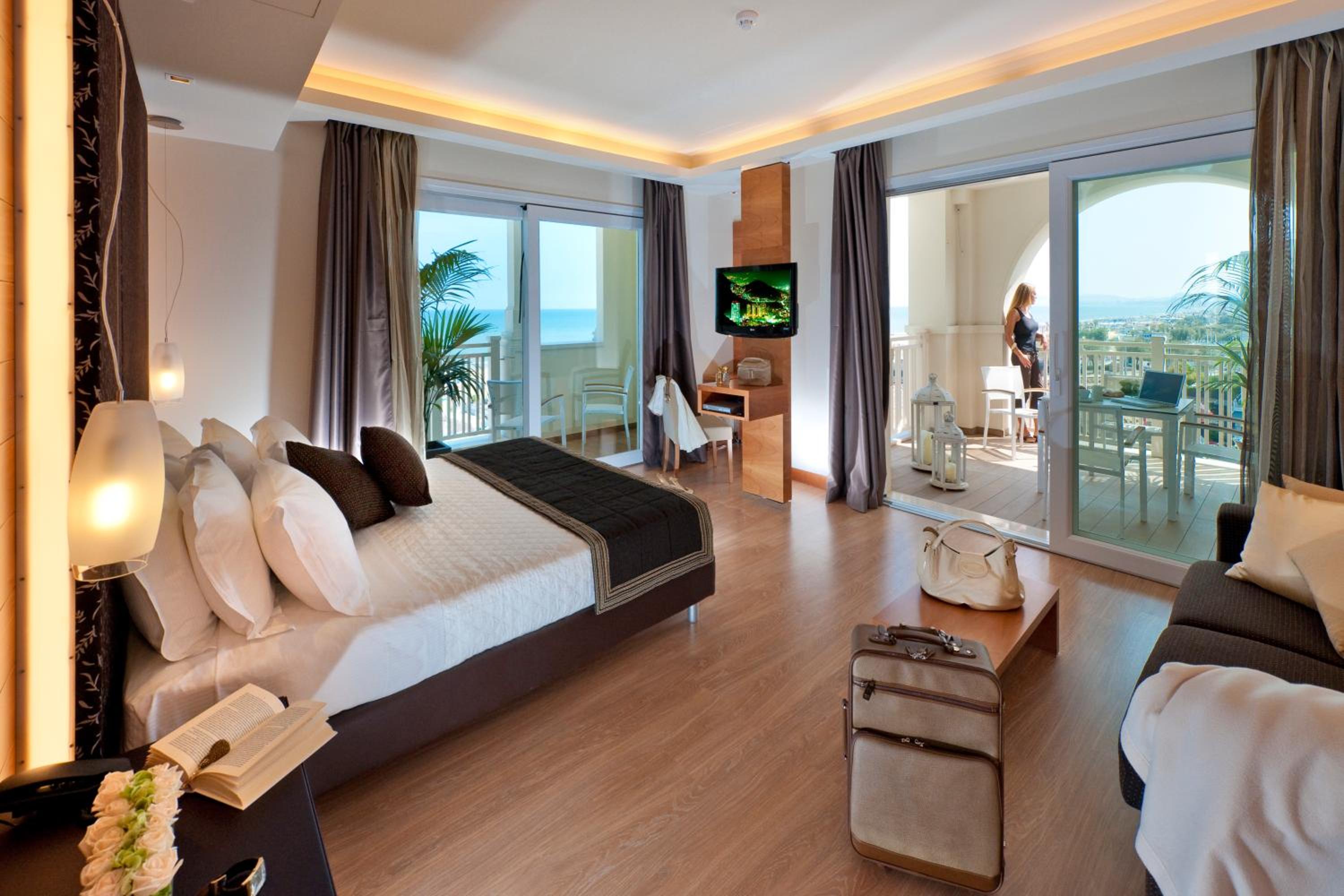 Suite - Photo 1