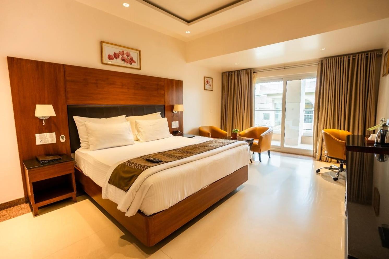 Deluxe Double Room with Balcony - Photo 5