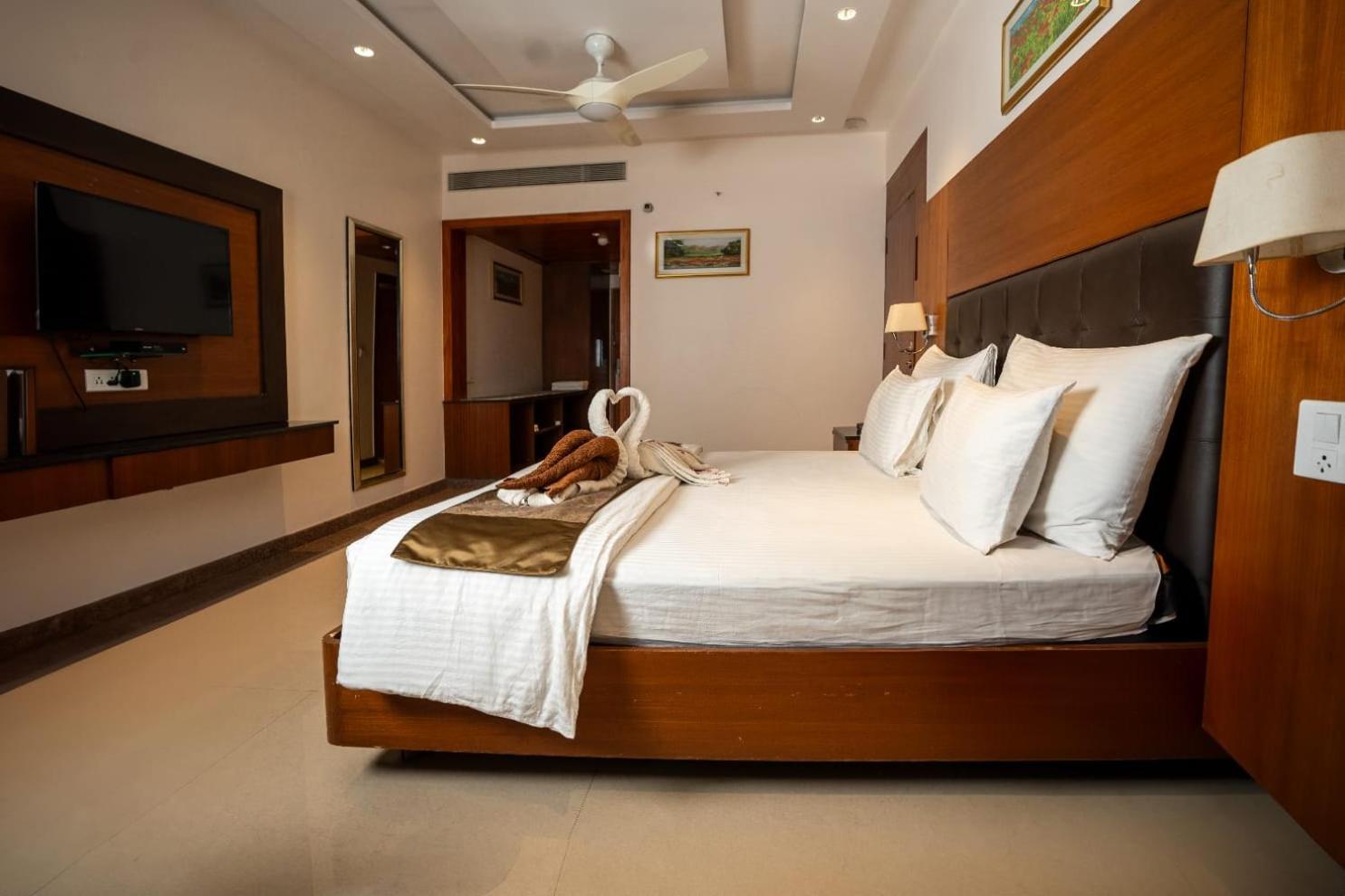 Deluxe Double Room with Balcony - Photo 6