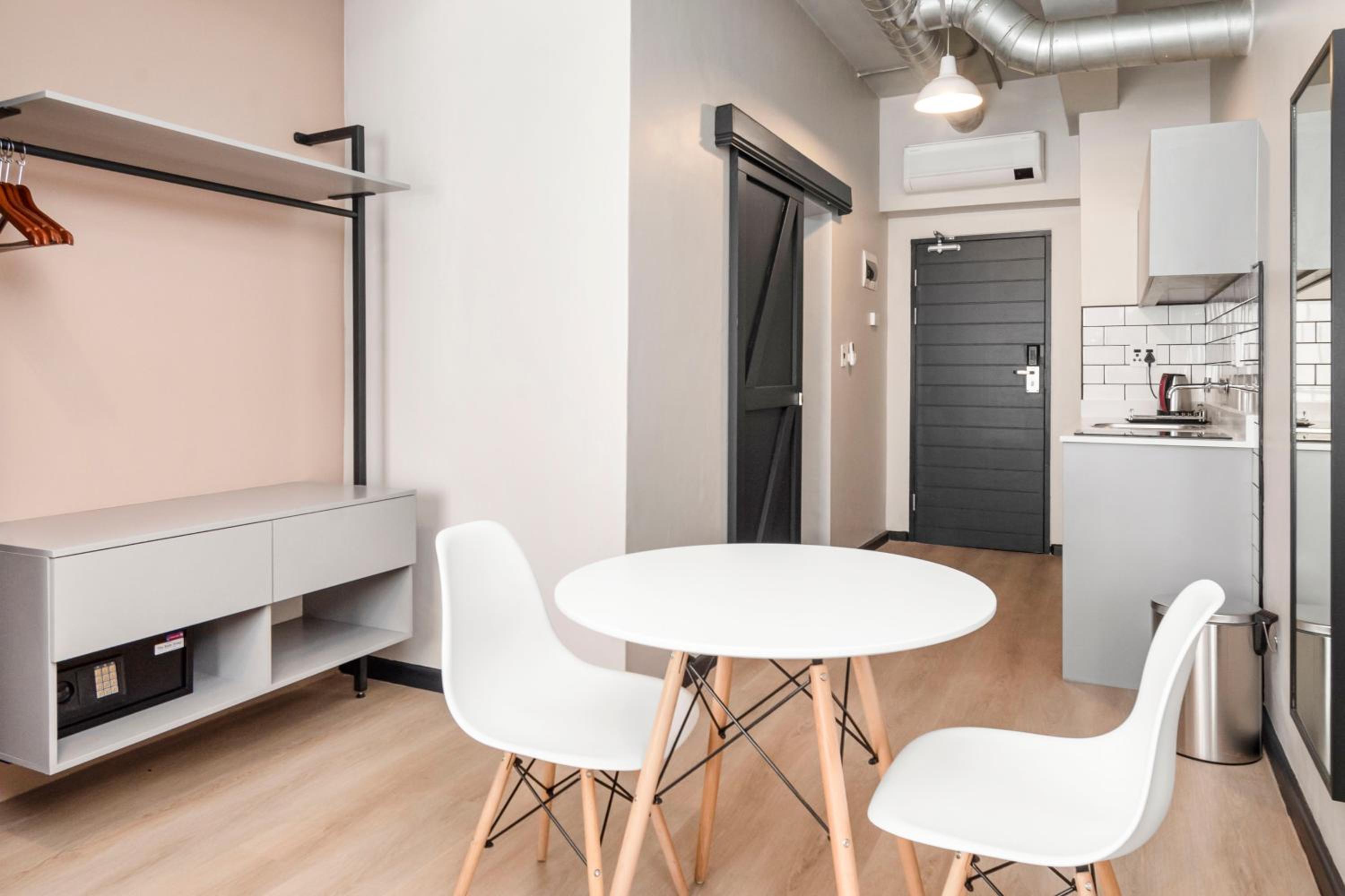 Economy Studio - Photo 2