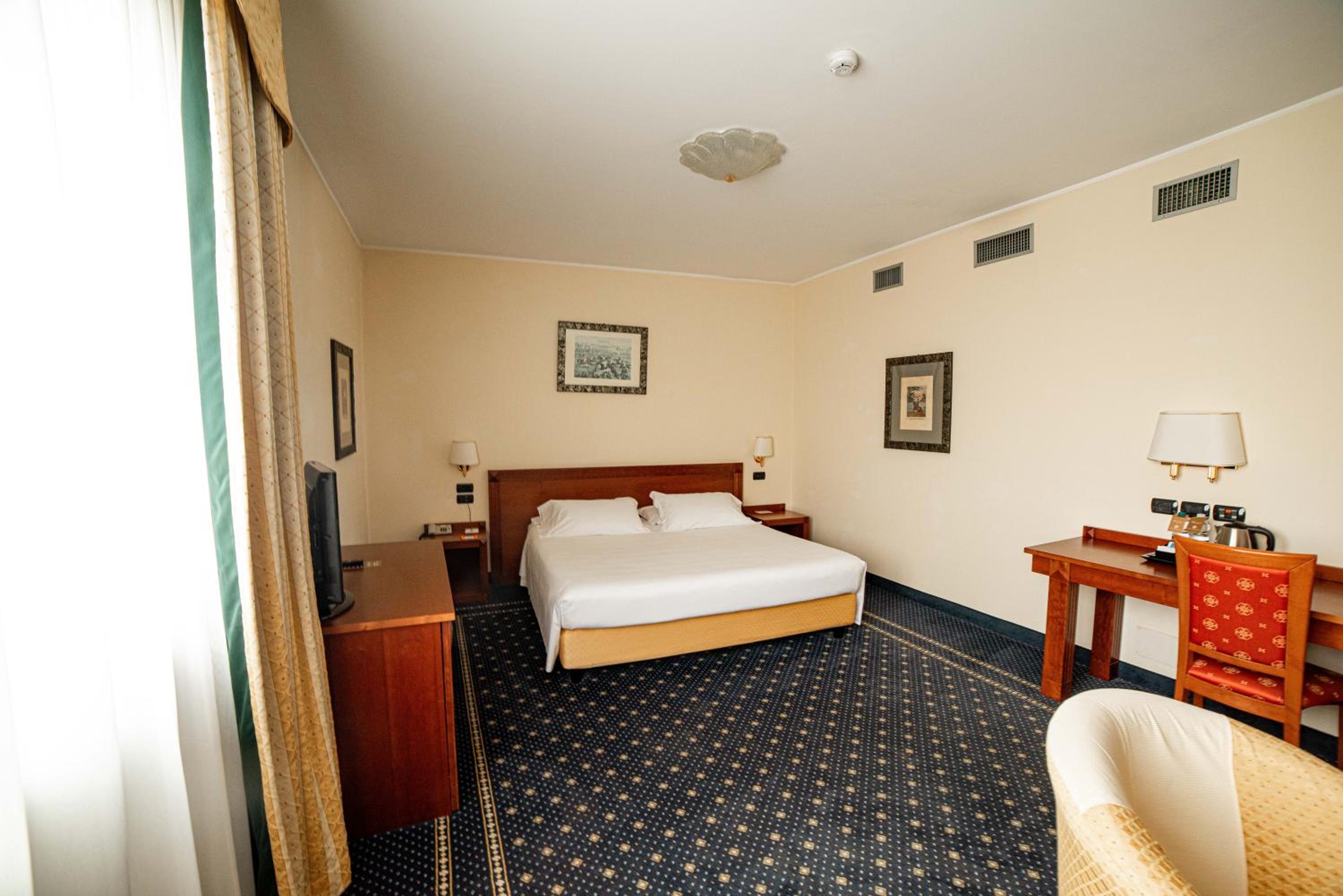 Deluxe Room - Photo 1